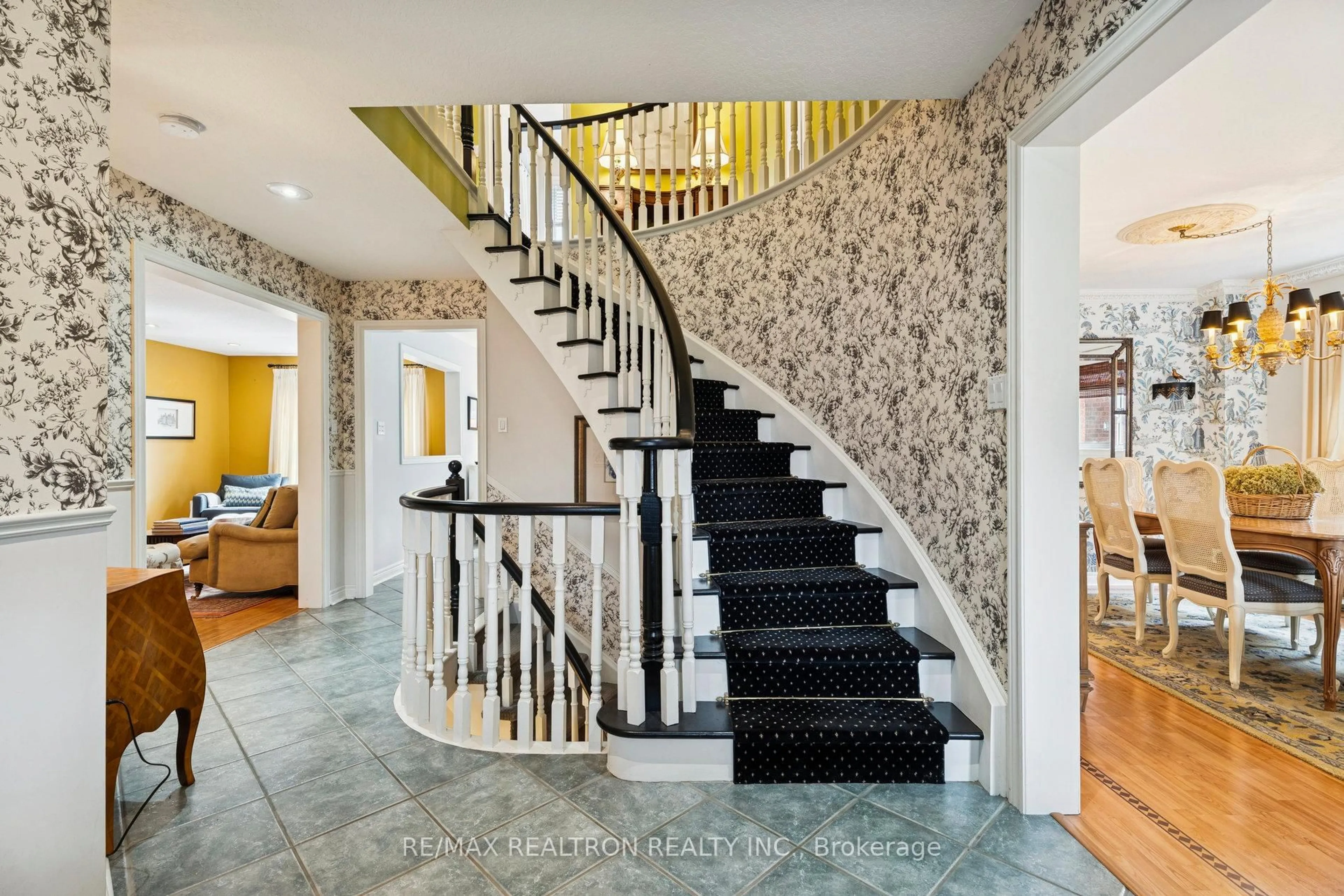 Unknown for 47 AMBERVIEW Dr, Georgina Ontario L4P 3X8