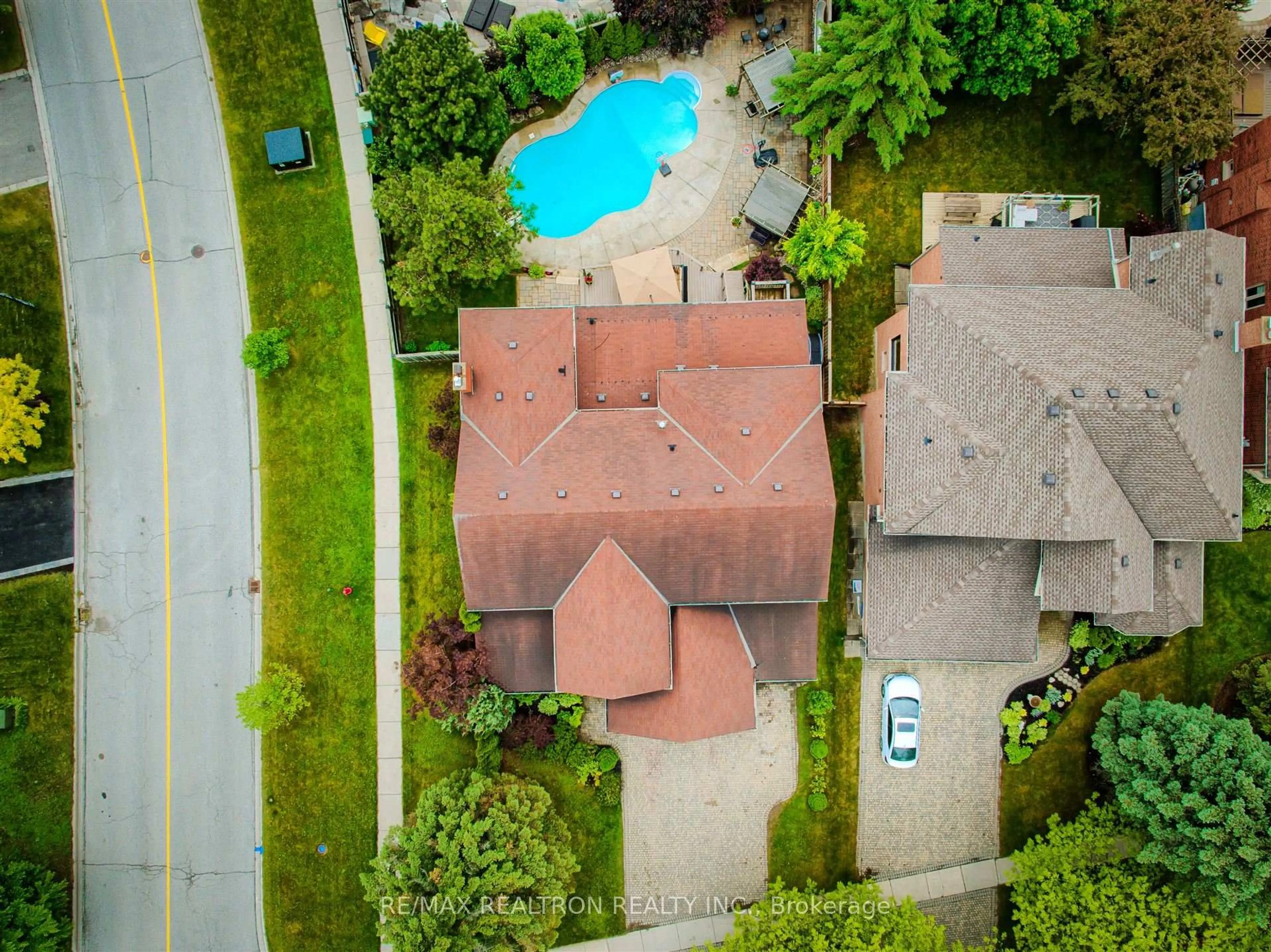 A pic from outside/outdoor area/front of a property/back of a property/a pic from drone, city buildings view from balcony for 852 Norwick Rd, Newmarket Ontario L3X 1K8