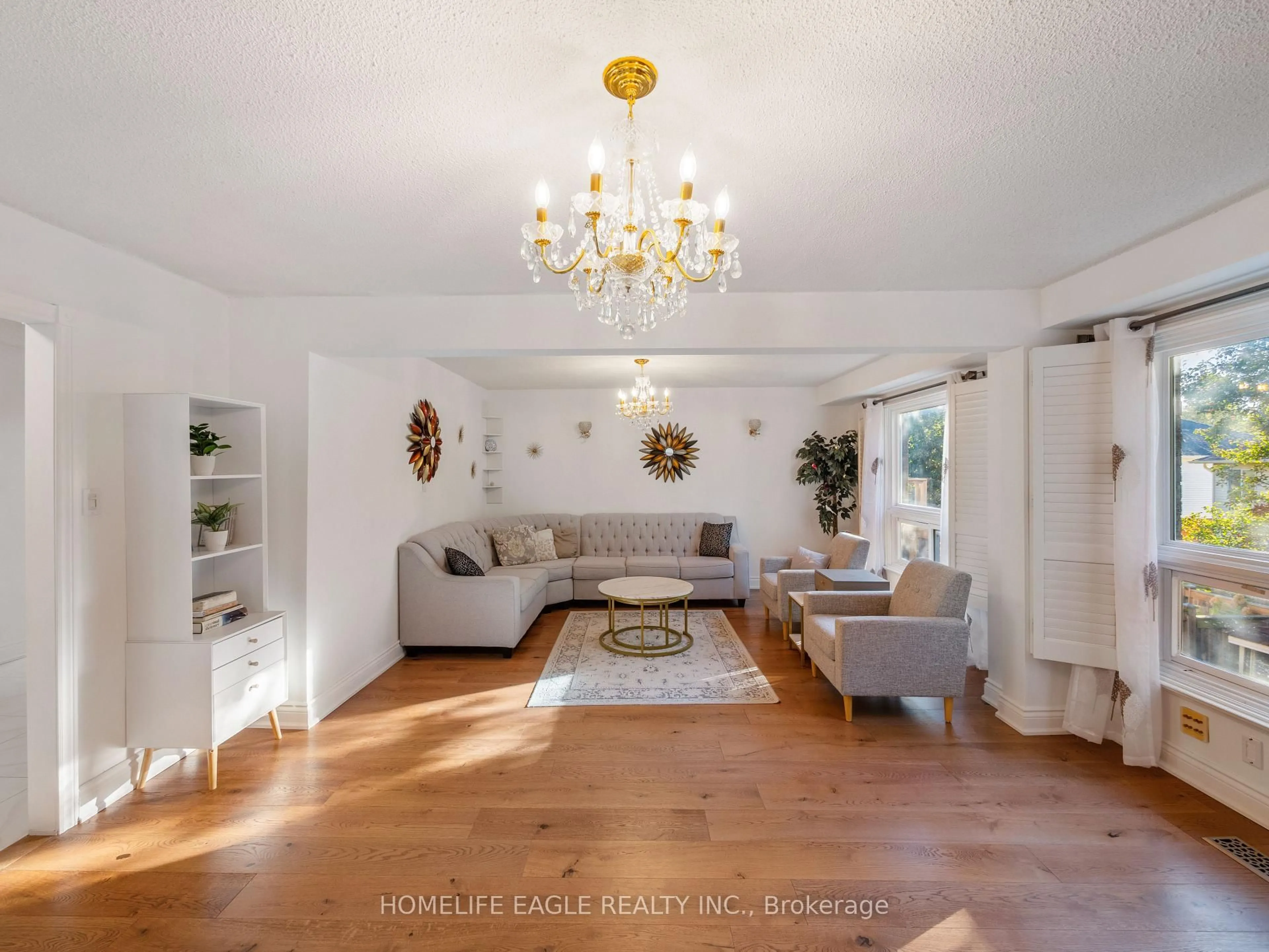 Living room with furniture, unknown for 55 Attridge Dr, Aurora Ontario L4G 6J4