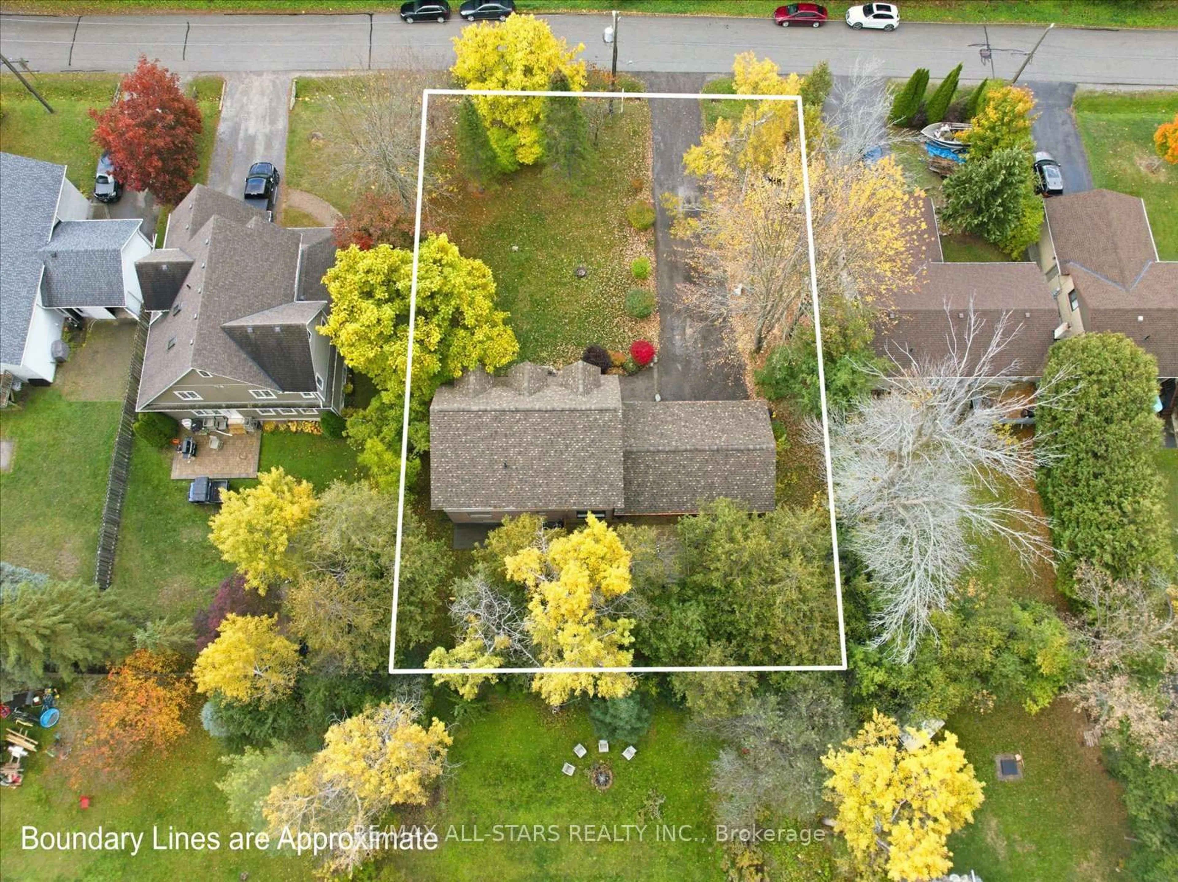 A pic from outside/outdoor area/front of a property/back of a property/a pic from drone, street for 62 Evelyn Ave, Georgina Ontario L4P 3C8
