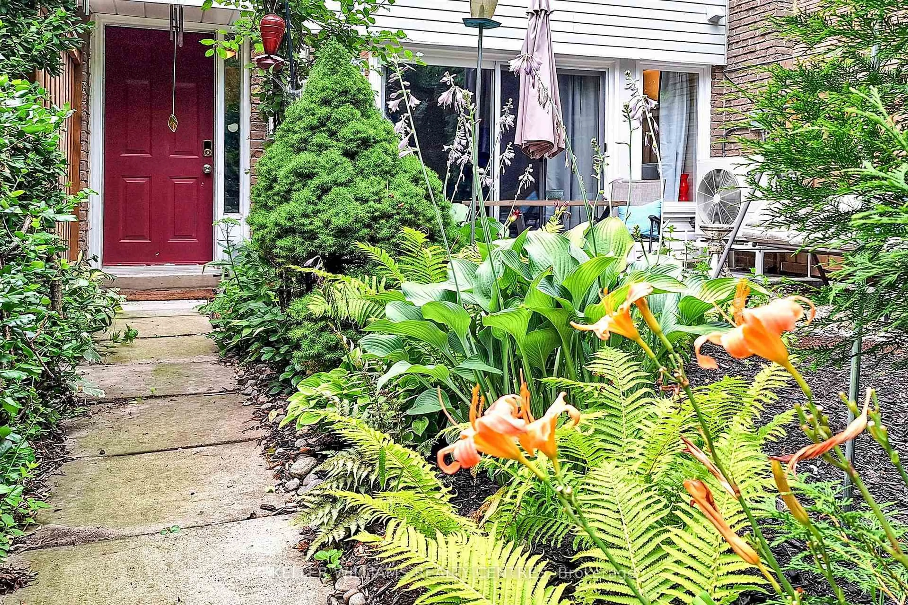 Patio, street for 237 Milestone Cres #85, Aurora Ontario L4G 3M2