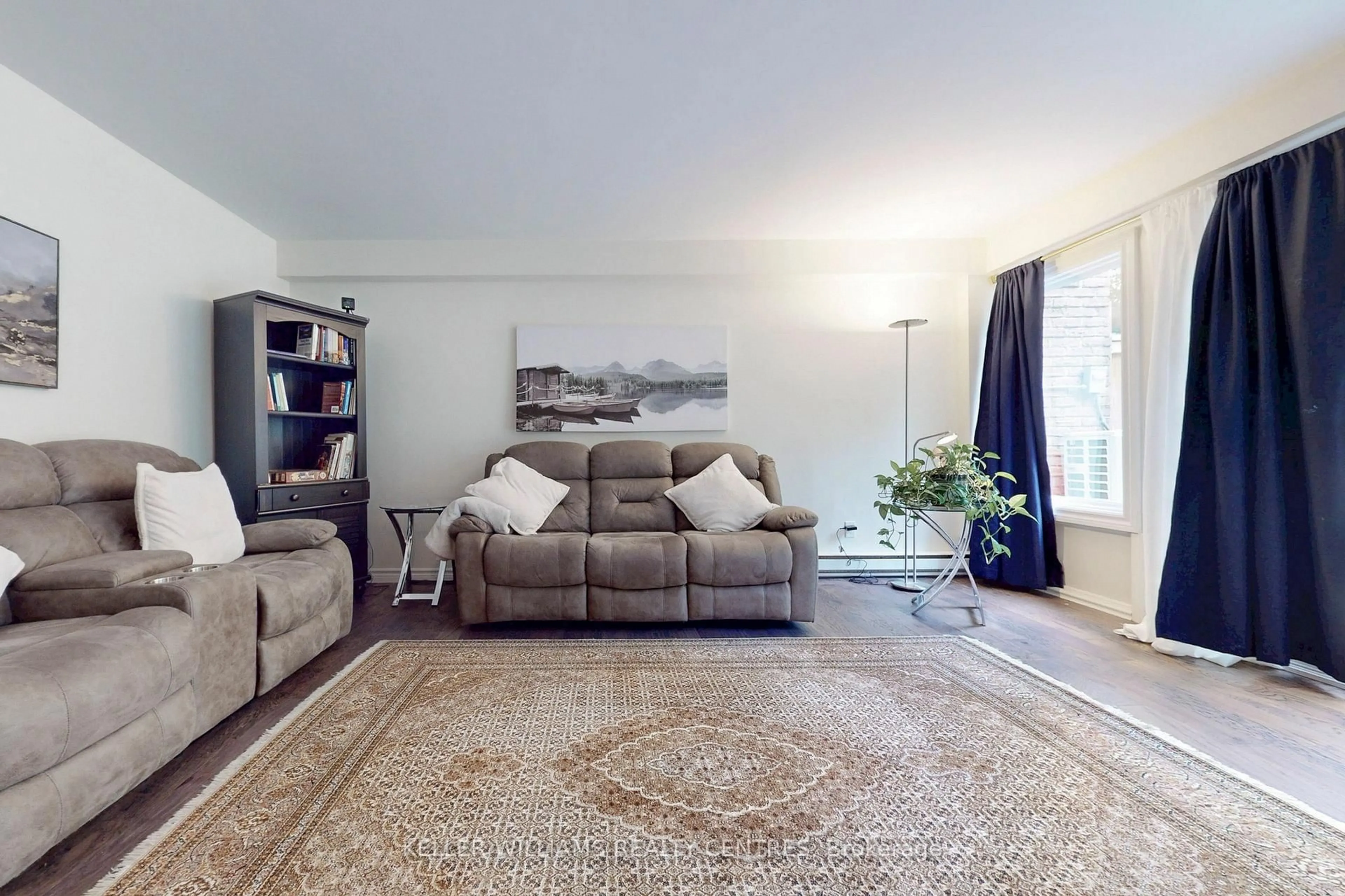 Living room with furniture, carpet floor for 237 Milestone Cres #85, Aurora Ontario L4G 3M2