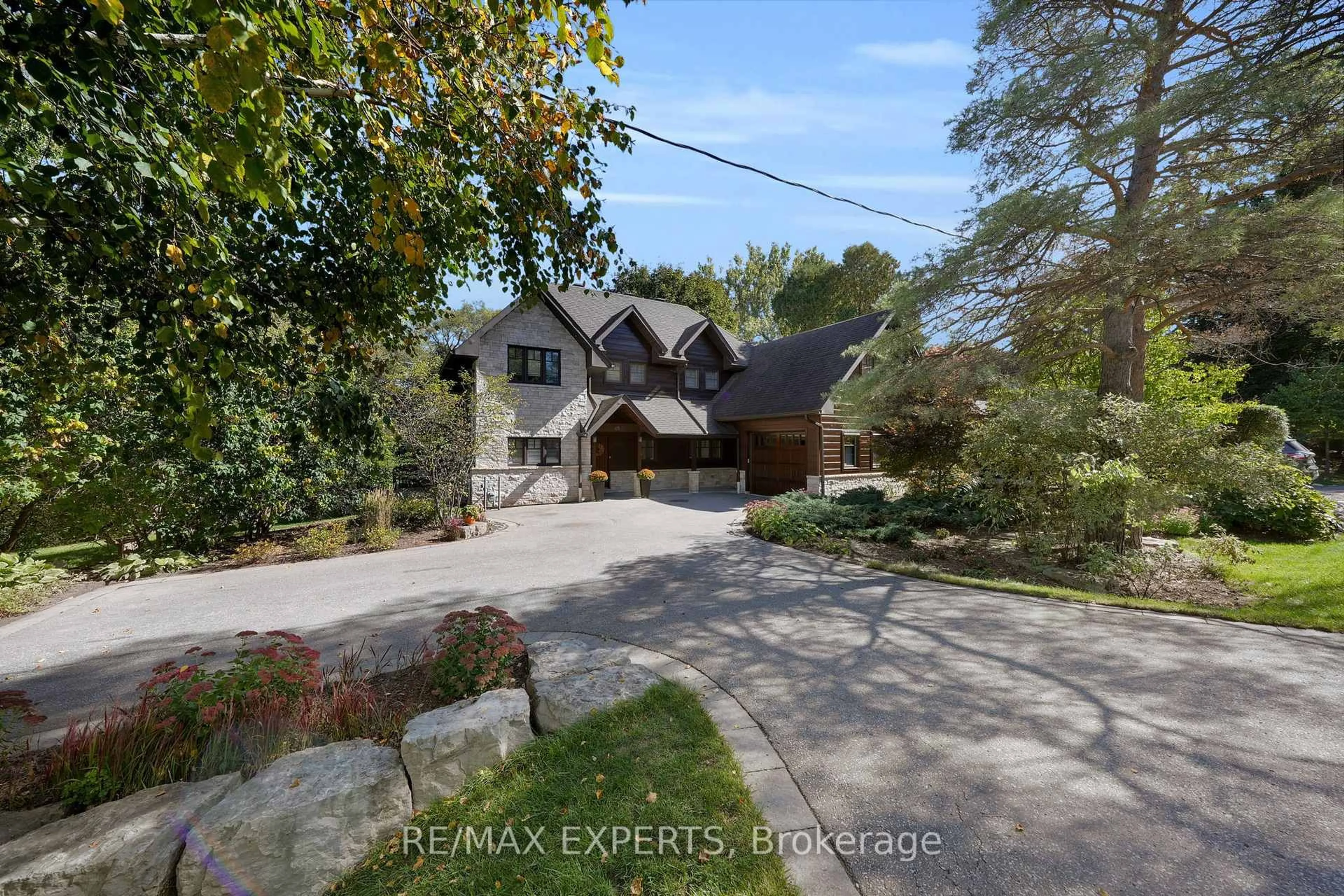 A pic from outside/outdoor area/front of a property/back of a property/a pic from drone, street for 65 John St, King Ontario L7B 1J6