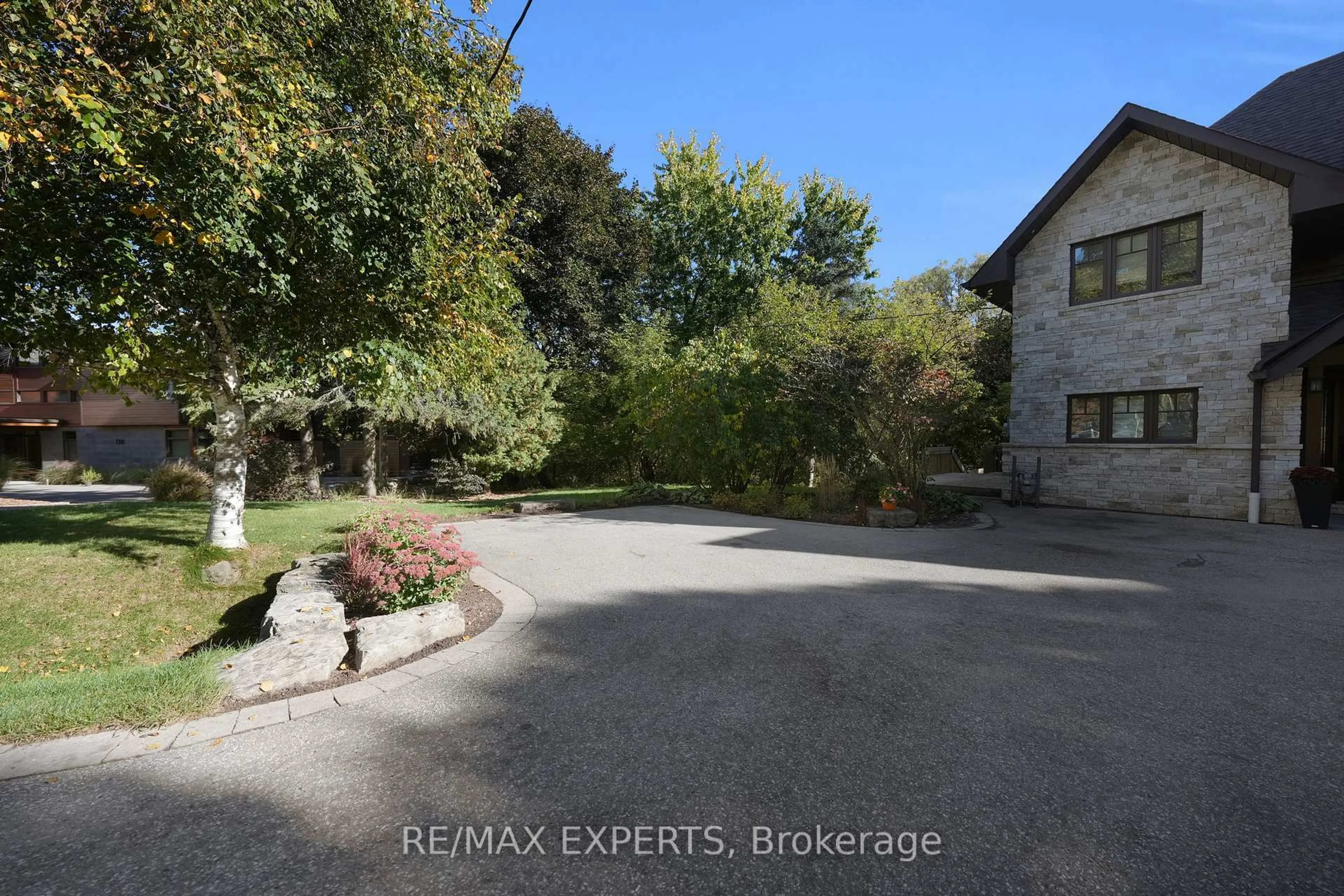 A pic from outside/outdoor area/front of a property/back of a property/a pic from drone, street for 65 John St, King Ontario L7B 1J6