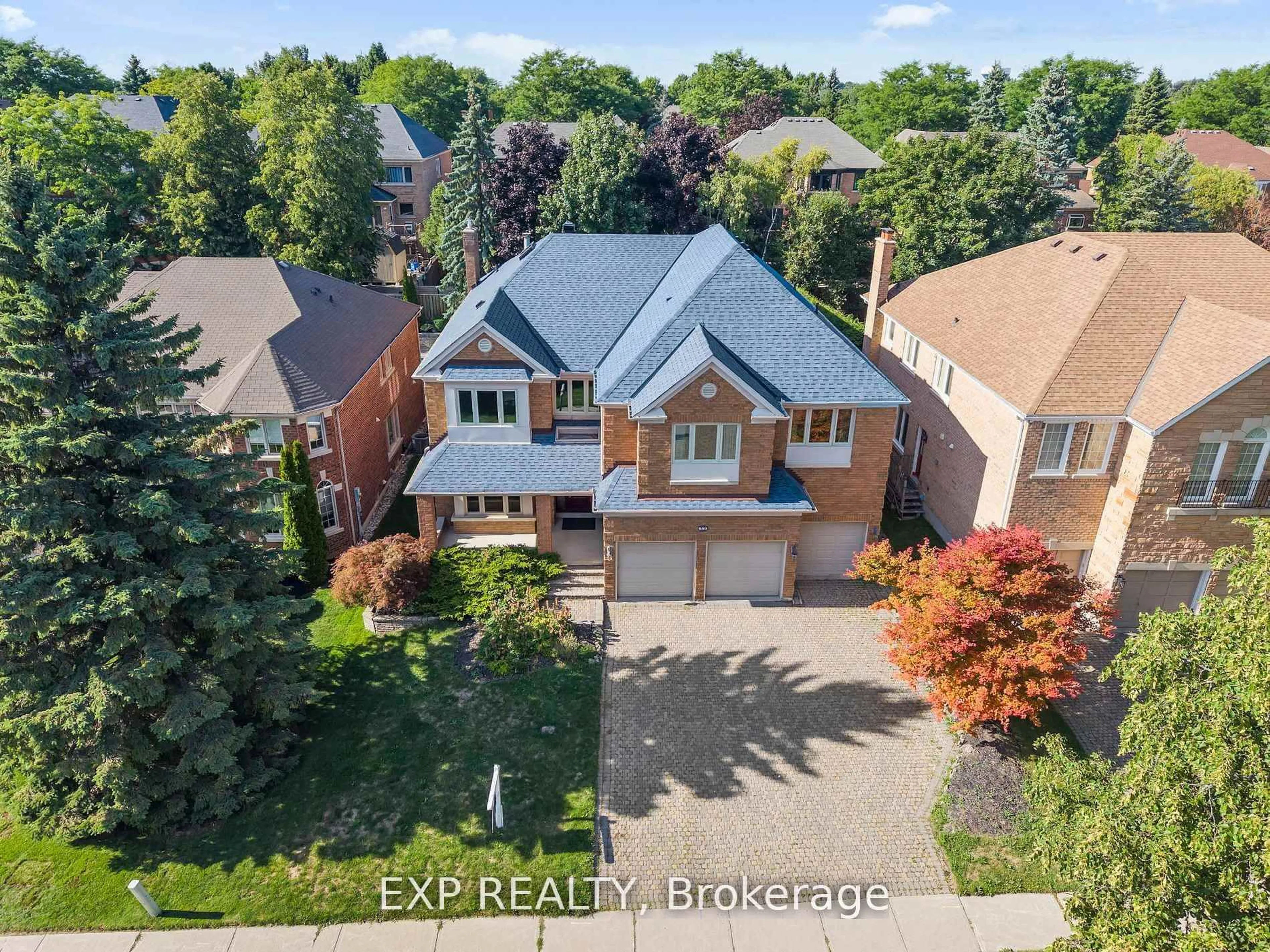 A pic from outside/outdoor area/front of a property/back of a property/a pic from drone, street for 959 Lockwood Circ, Newmarket Ontario L3X 1M1