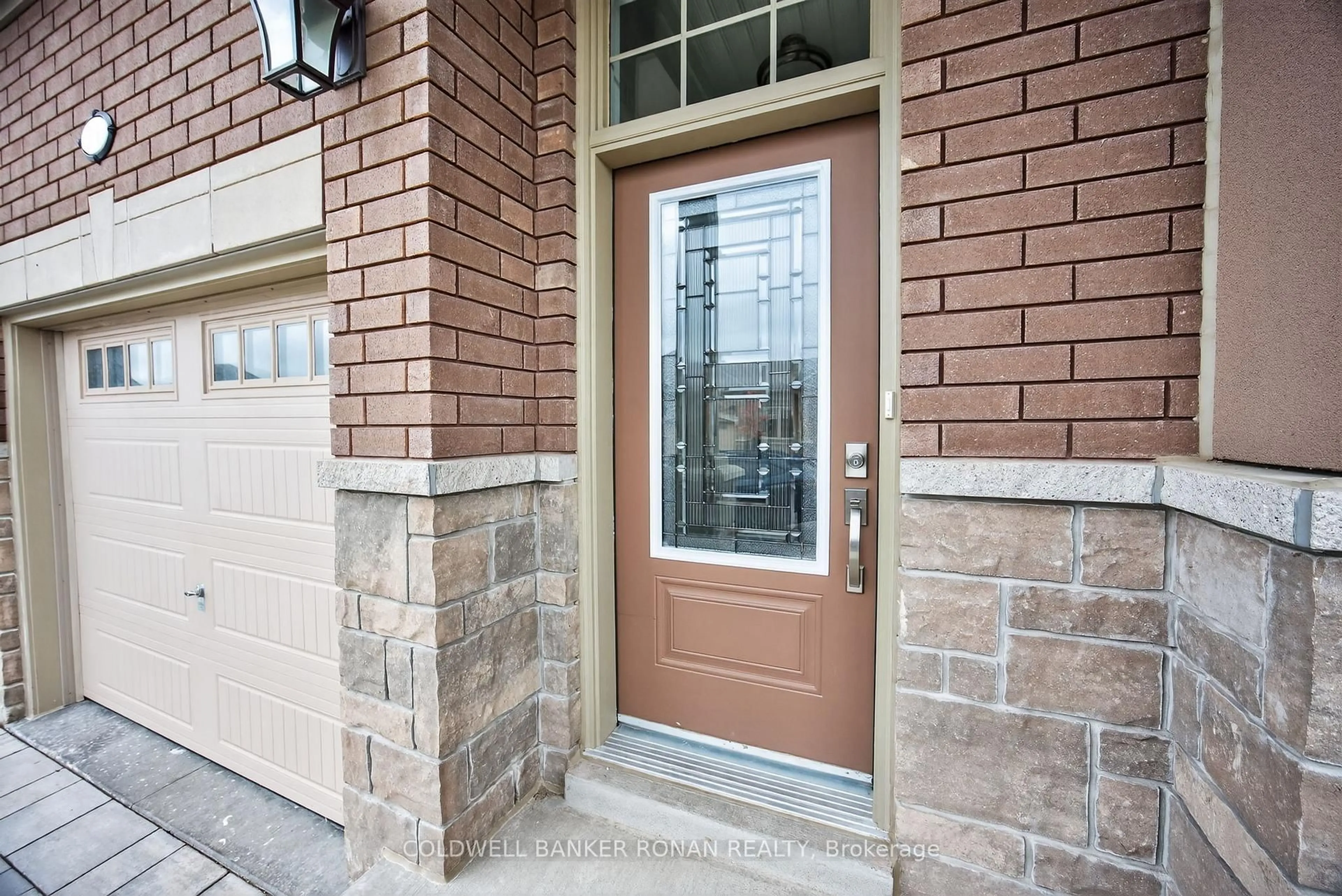 Indoor entryway for 71 Appian Way, New Tecumseth Ontario L9R 0W4