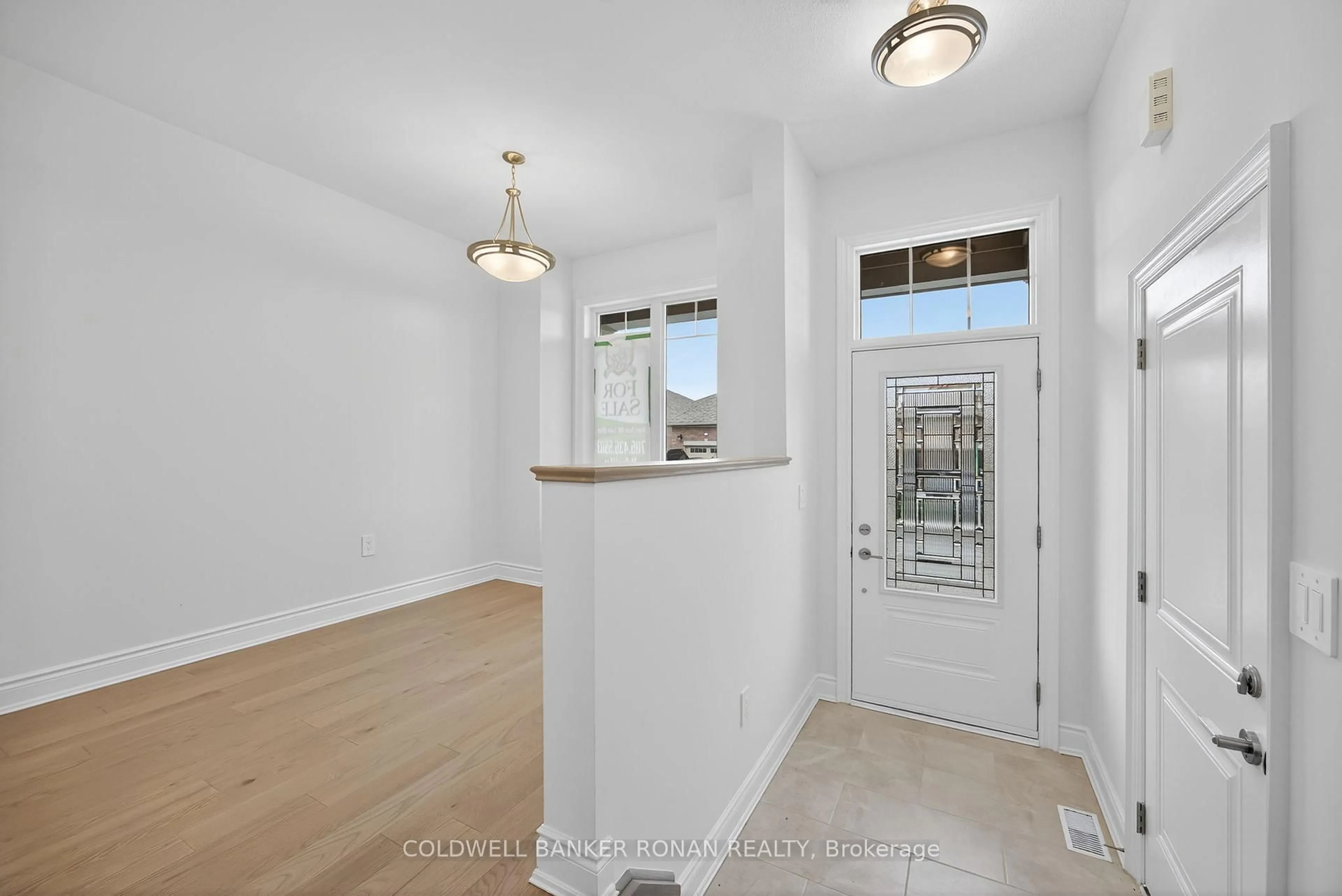 Indoor entryway for 71 Appian Way, New Tecumseth Ontario L9R 0W4