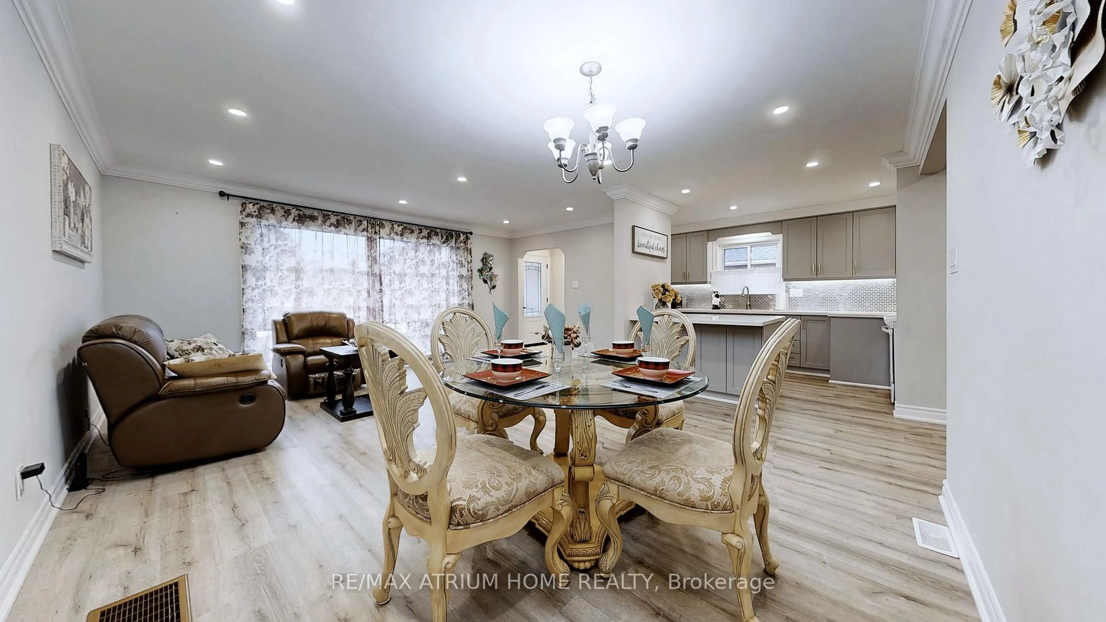 Dining room, wood/laminate floor for 347 OSIRIS Dr, Richmond Hill Ontario L4C 2P6