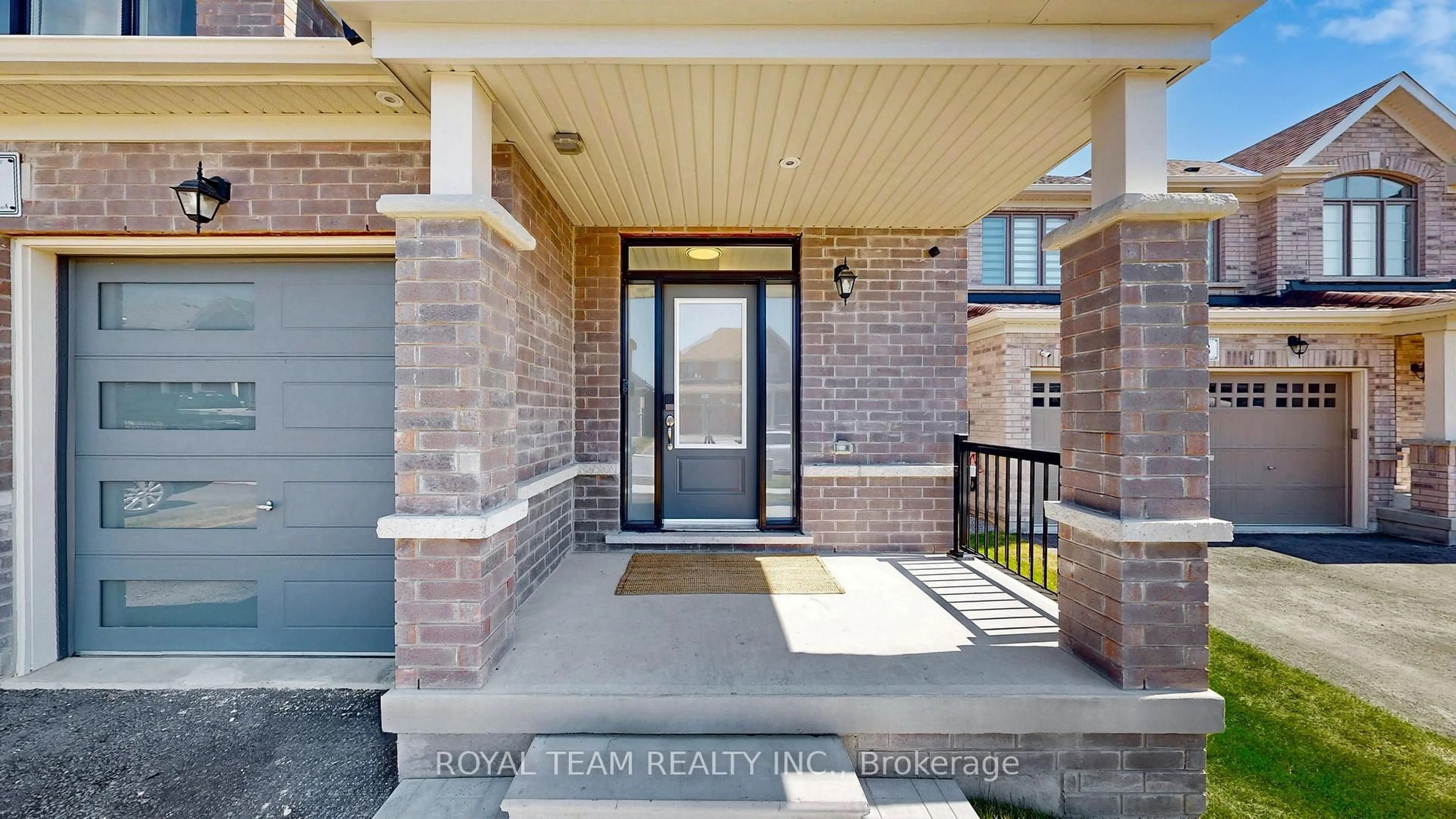 Indoor entryway for 46 Ainslie Hill Cres, Georgina Ontario L0E 1R0