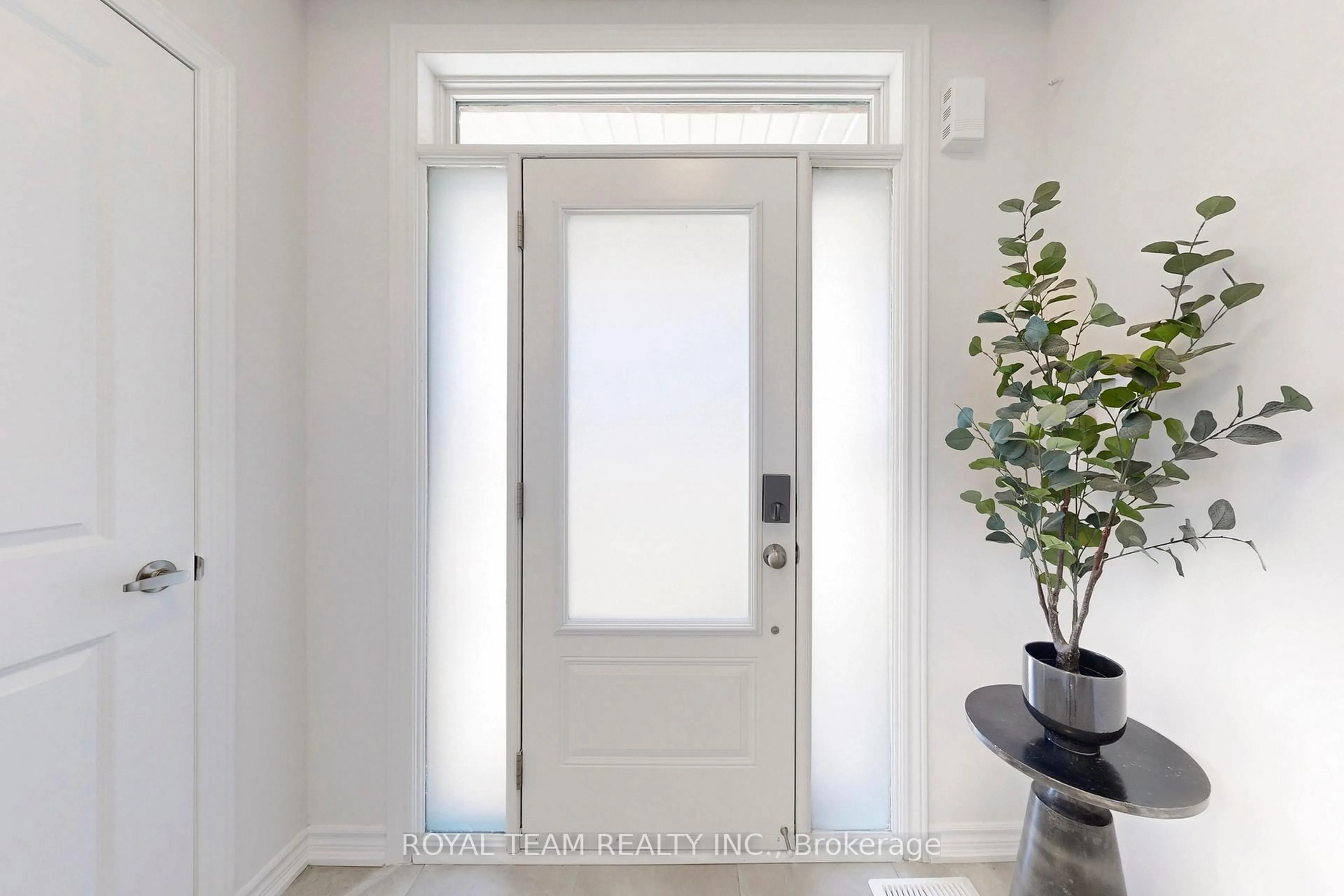 Indoor entryway for 46 Ainslie Hill Cres, Georgina Ontario L0E 1R0