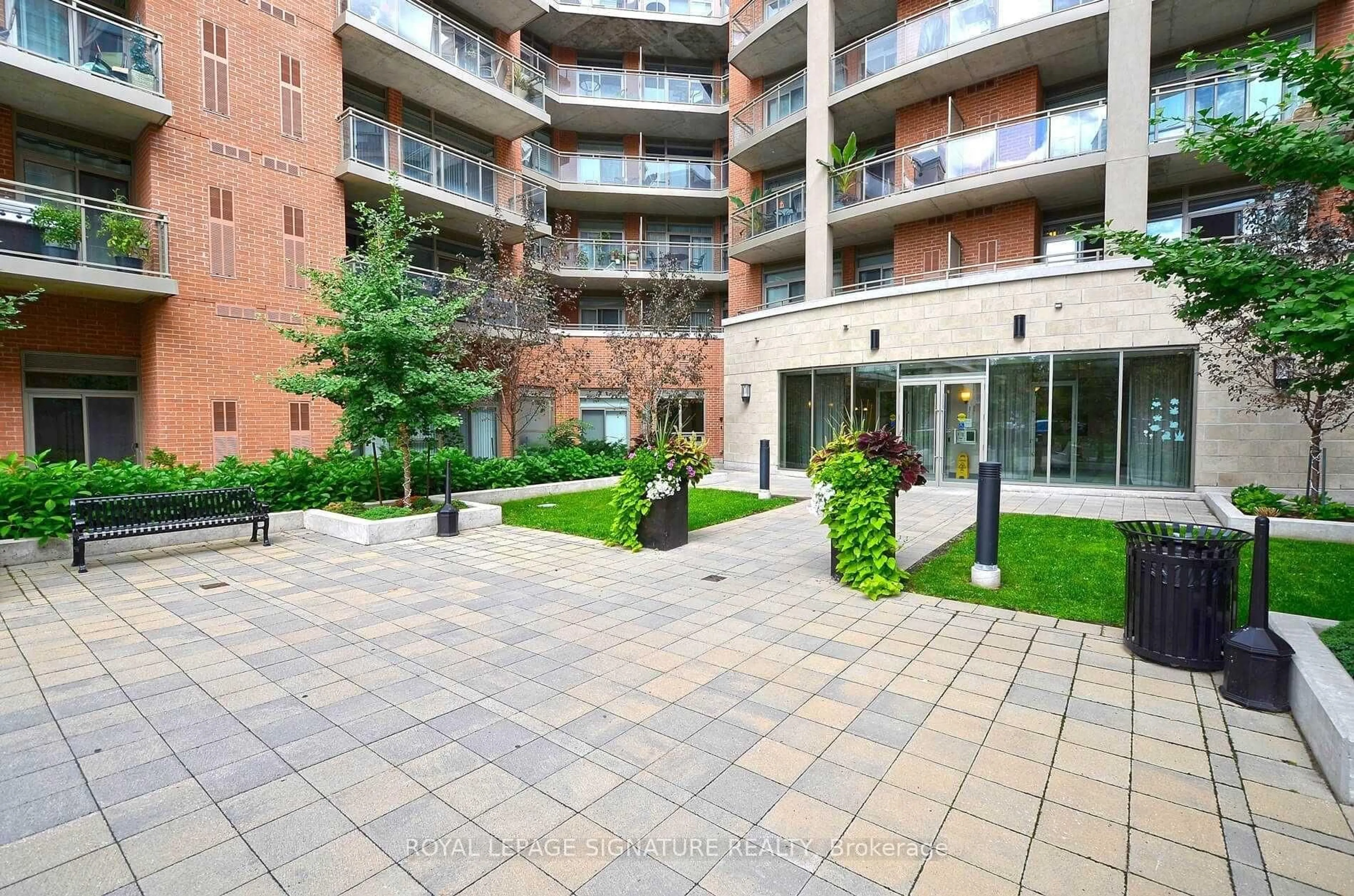 Patio, street for 281 Woodbridge Ave #A32, Vaughan Ontario L4L 0C6