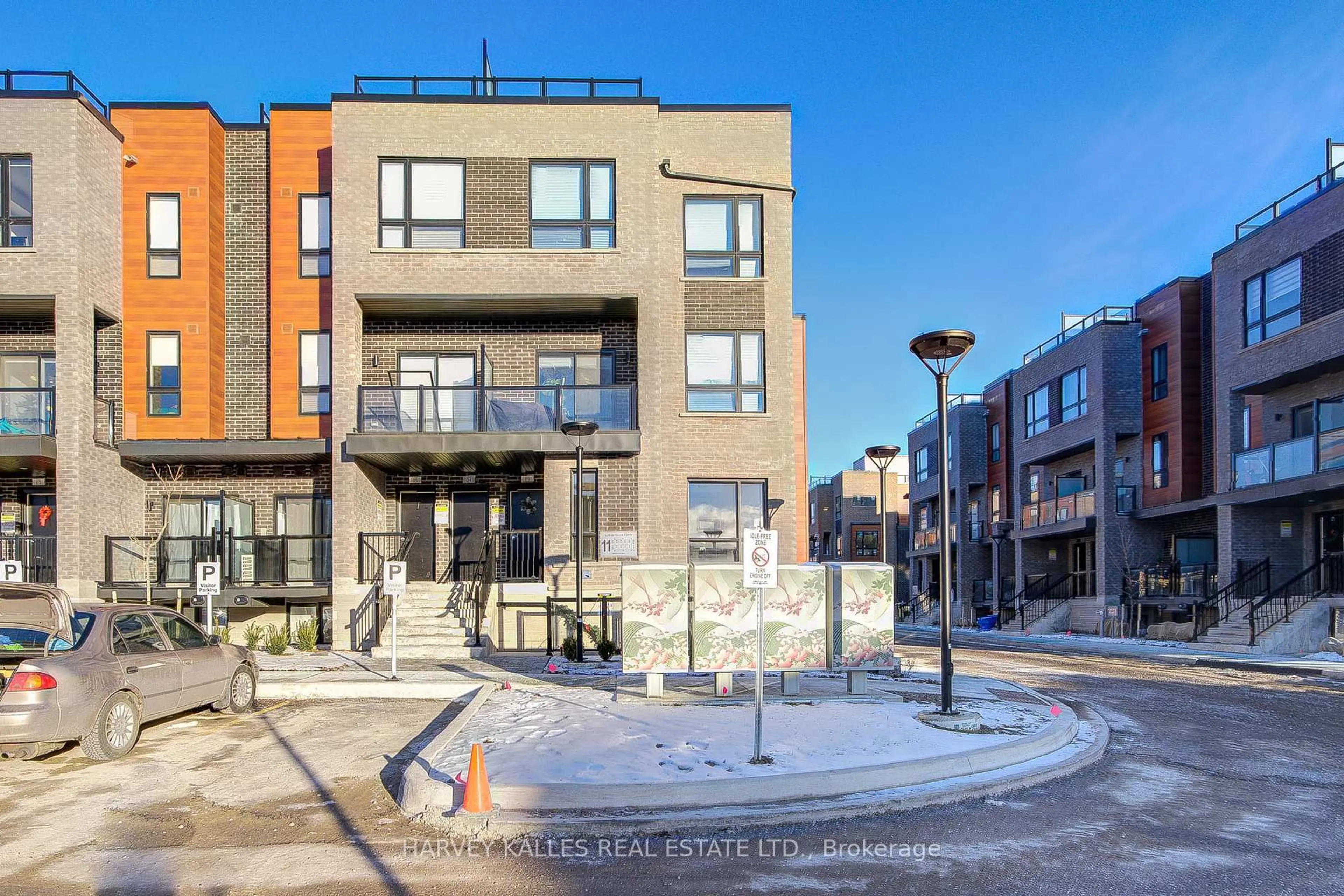 Patio, street for 11 Lytham Green Circ #2, Newmarket Ontario L3Y 0H5