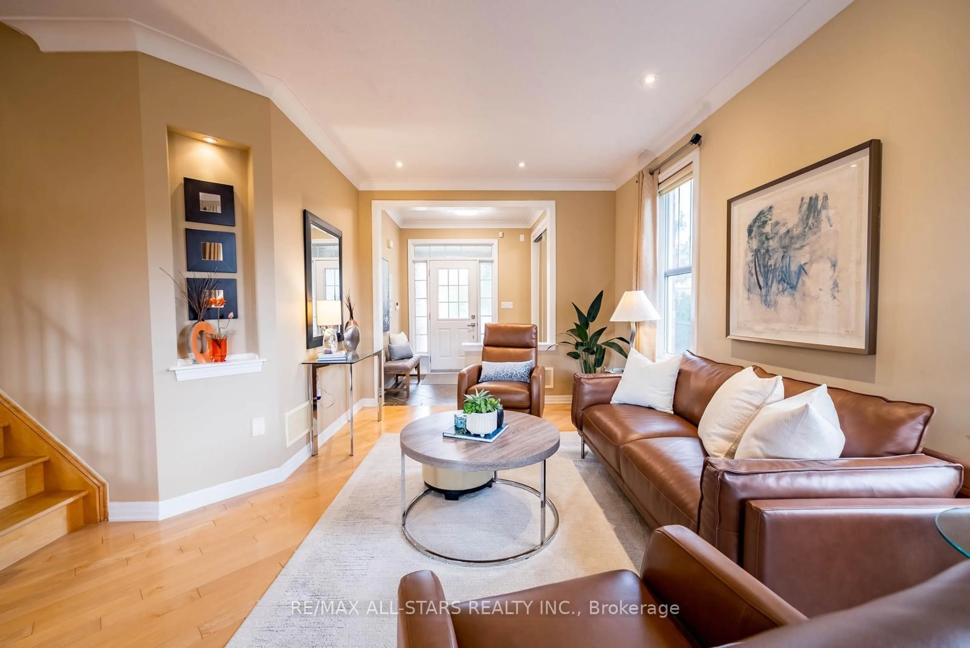 Living room with furniture, unknown for 14 CLAUSFARM Lane, Whitchurch-Stouffville Ontario L4A 0A8