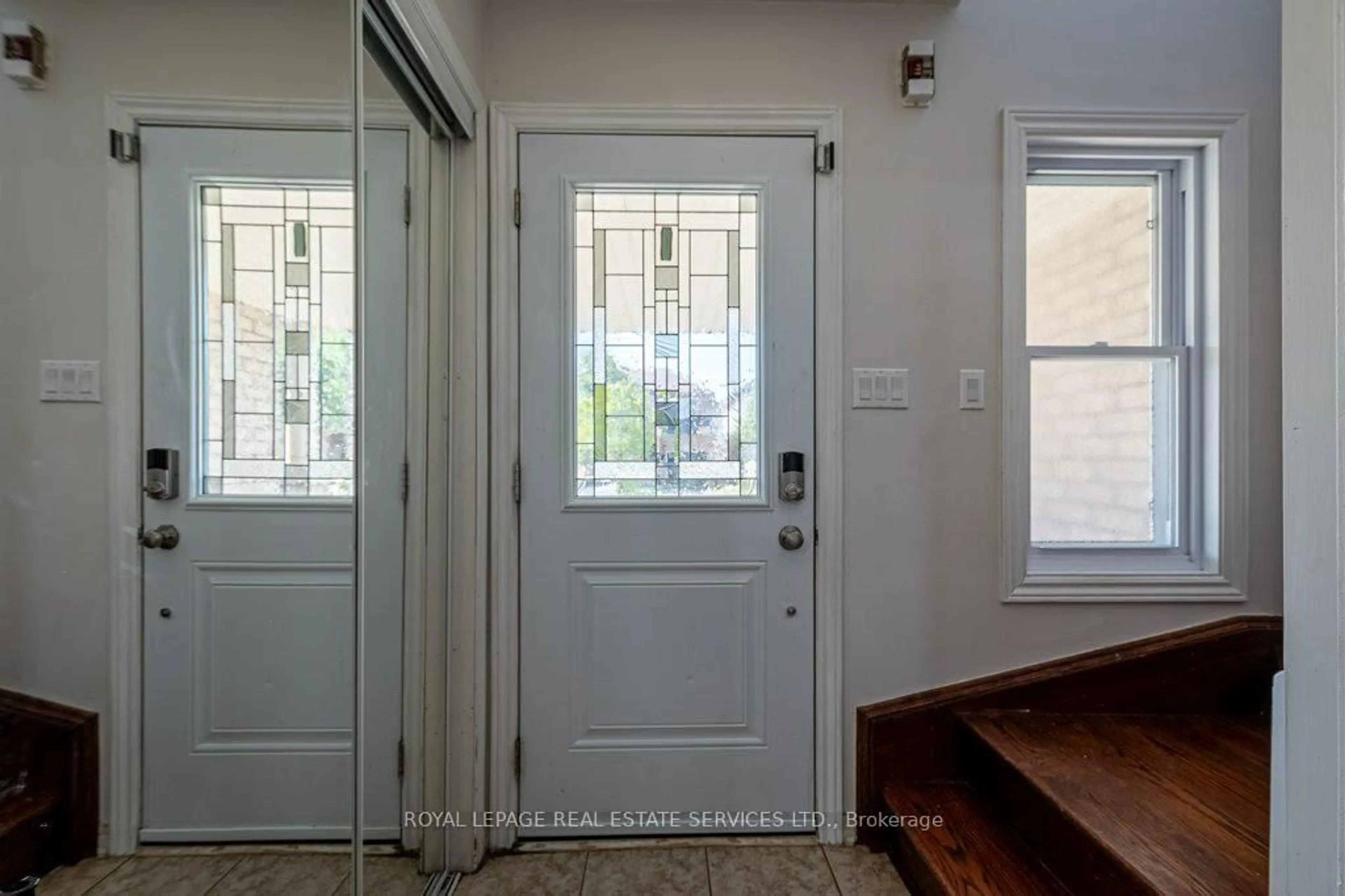 Indoor entryway for 19 Callander Cres, New Tecumseth Ontario L9R 0B4