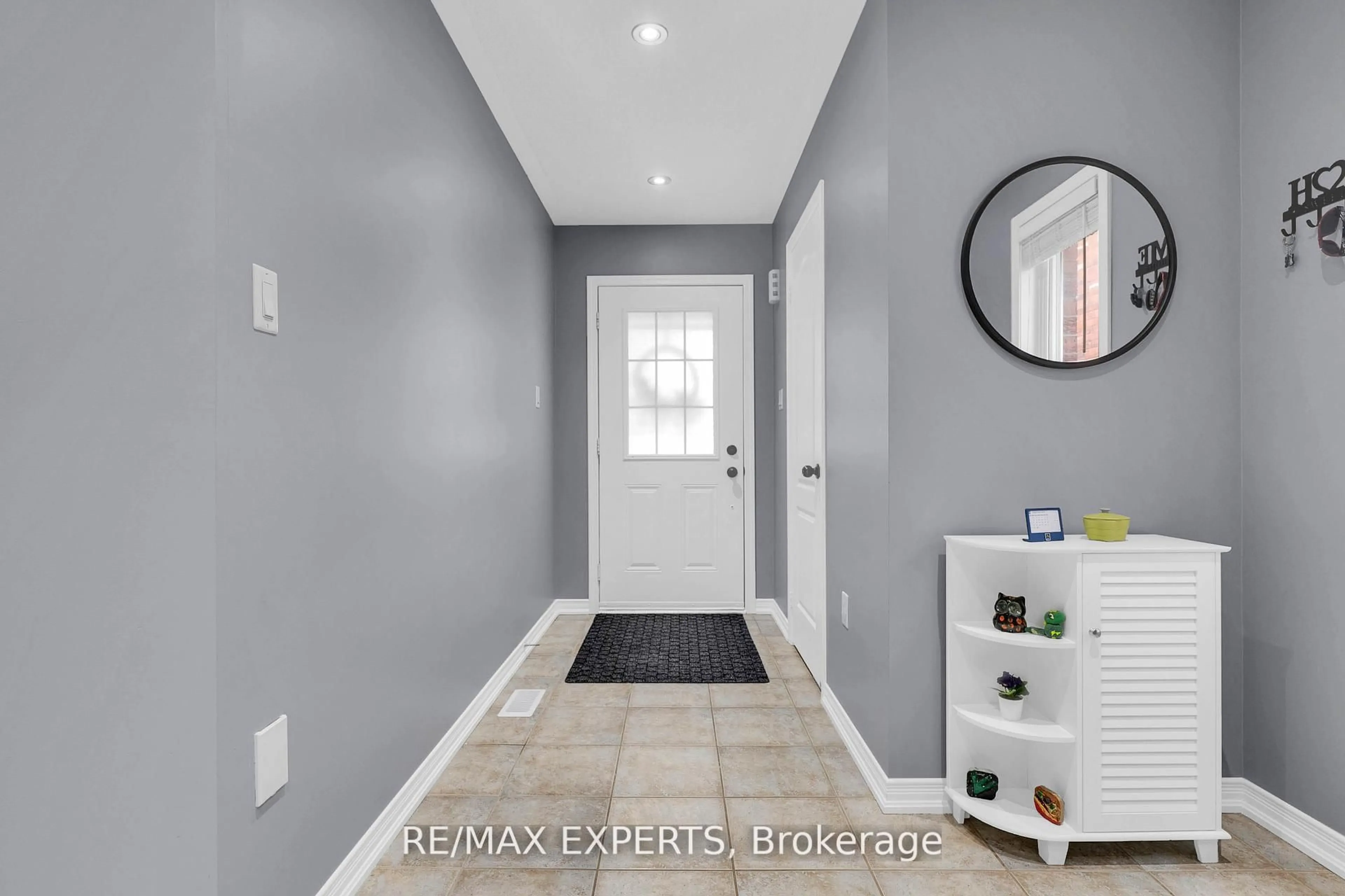 Indoor entryway for 43 Carter St, Bradford West Gwillimbury Ontario L3Z 2A4