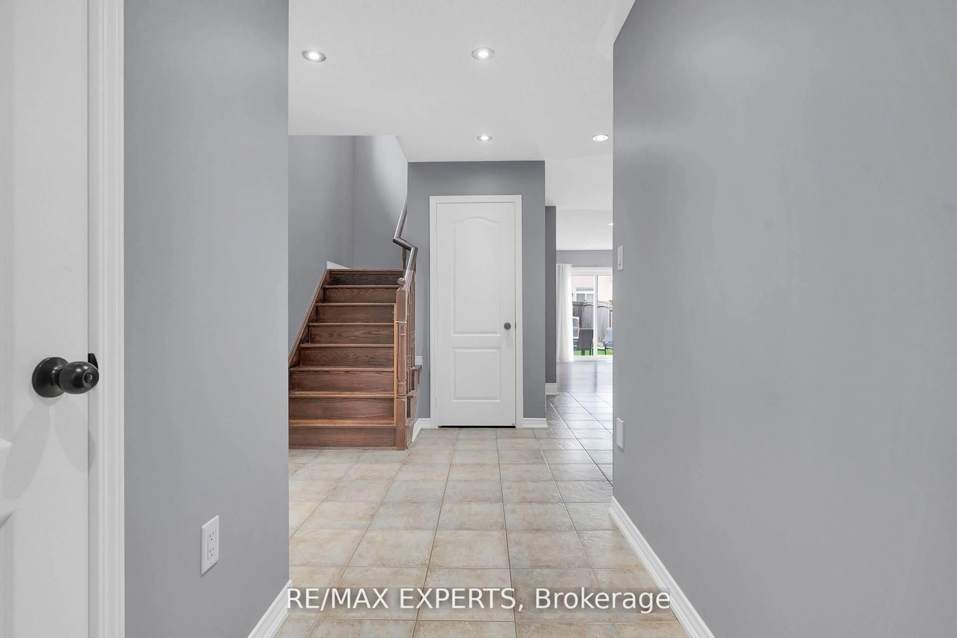 Indoor entryway for 43 Carter St, Bradford West Gwillimbury Ontario L3Z 2A4