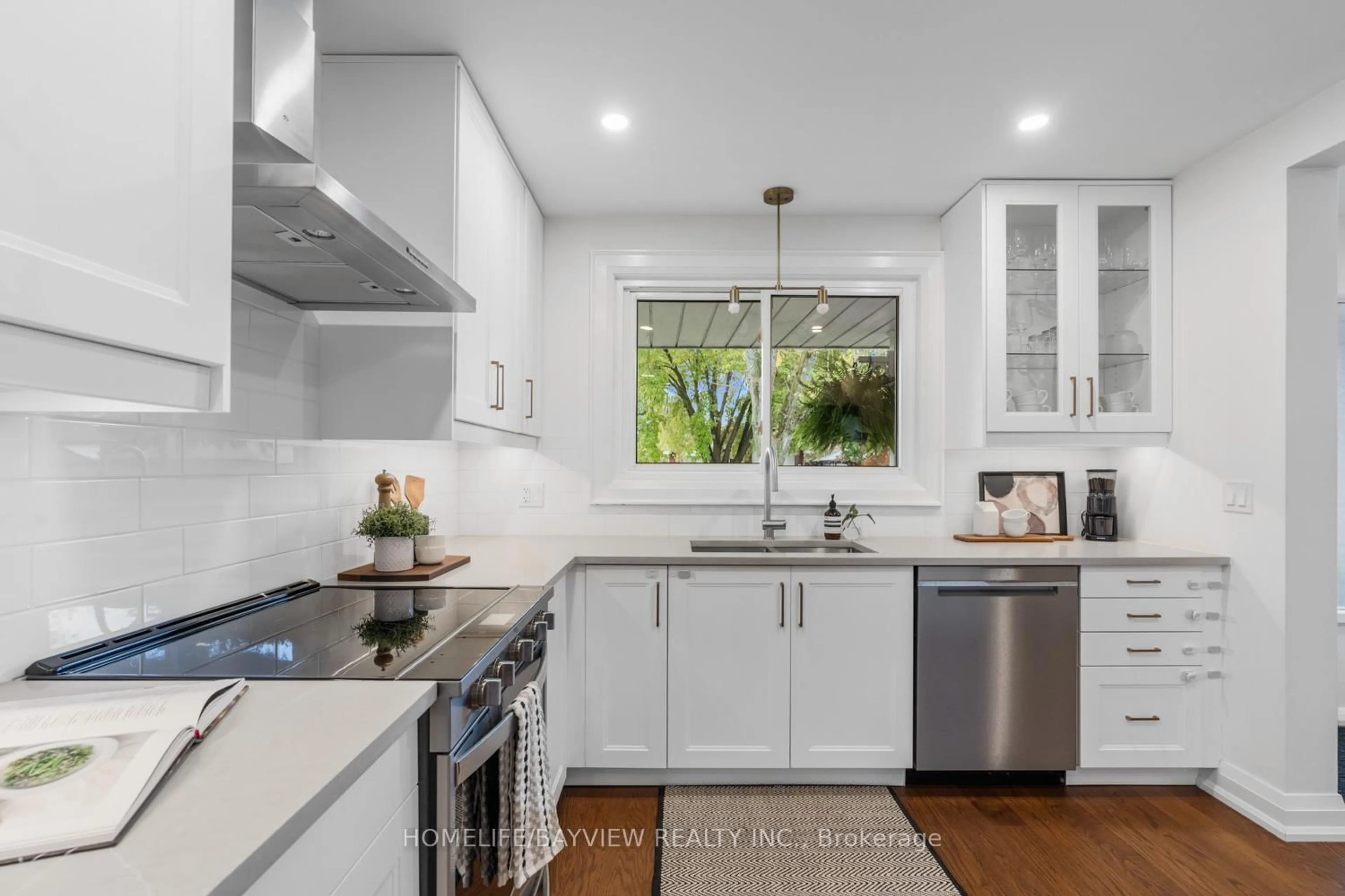 Open concept kitchen, ceramic/tile floor for 255 Stouffer St, Whitchurch-Stouffville Ontario L4A 4Z1