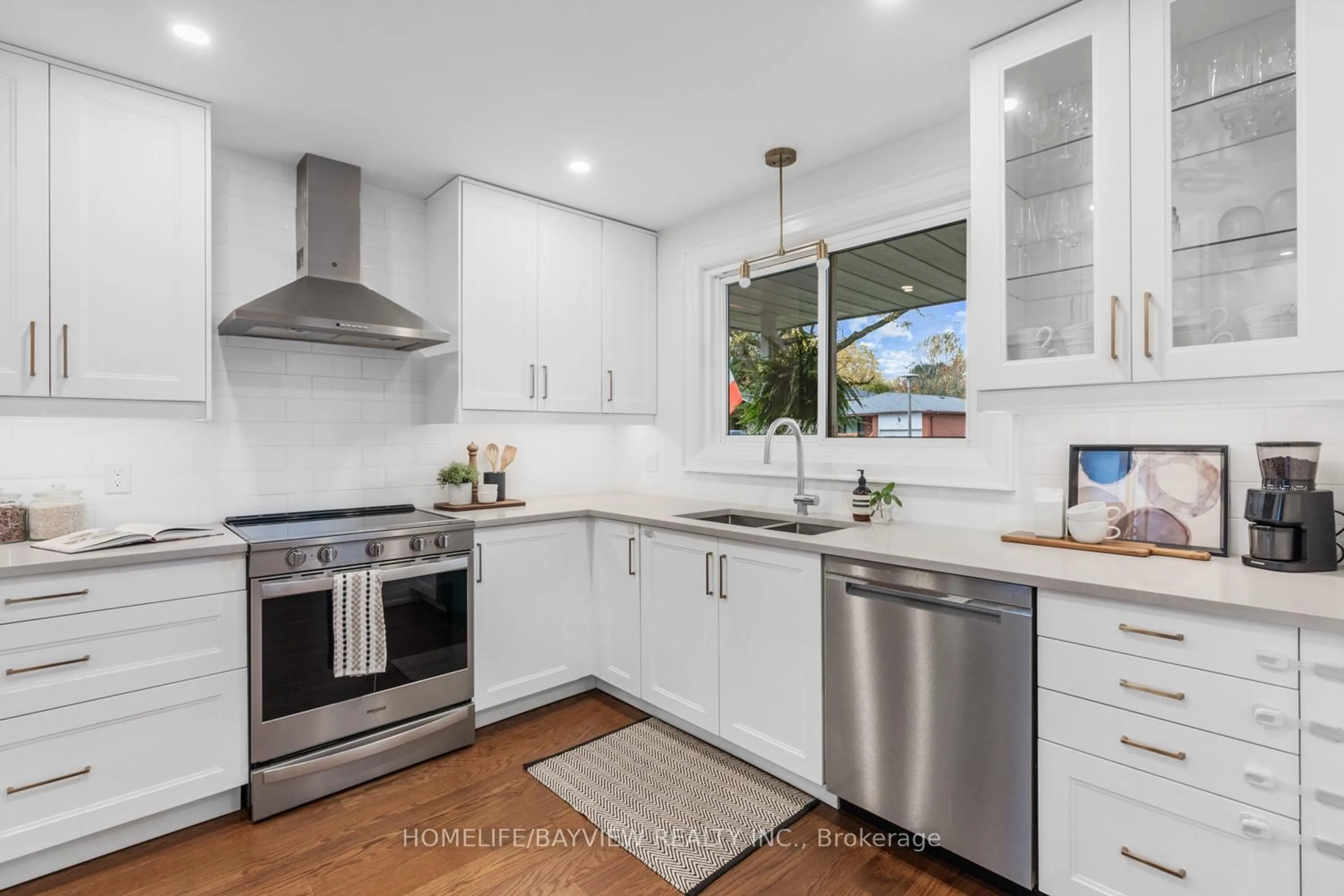 Open concept kitchen, ceramic/tile floor for 255 Stouffer St, Whitchurch-Stouffville Ontario L4A 4Z1