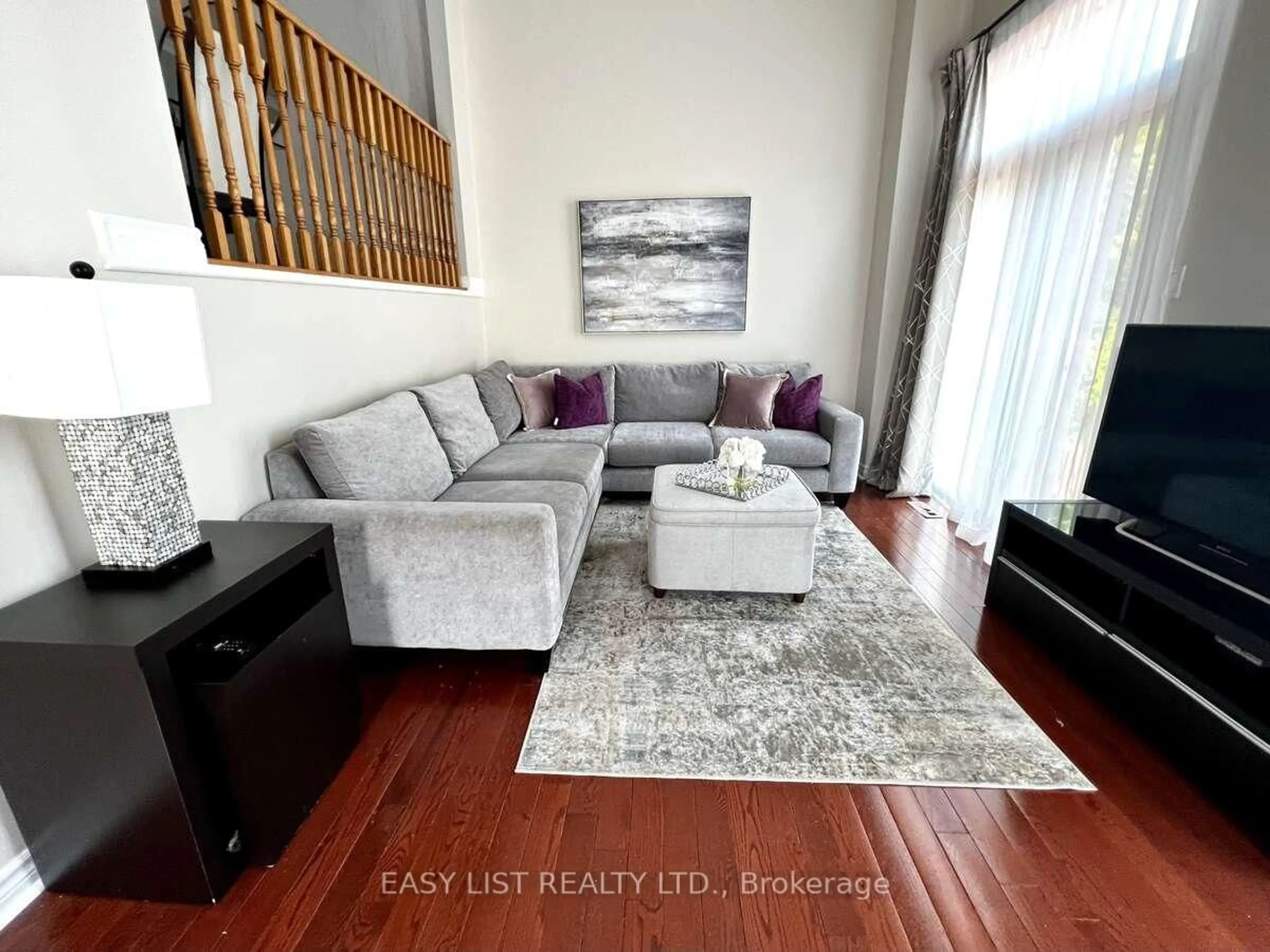 Living room with furniture, wood/laminate floor for 95 Weldrick Rd #74, Richmond Hill Ontario L4C 0H6