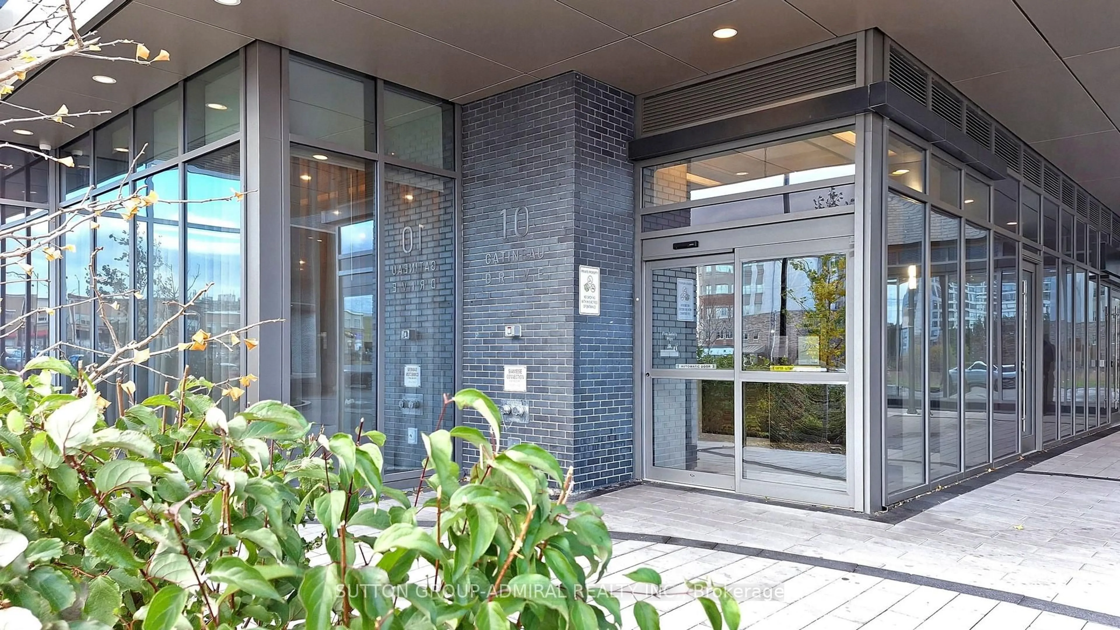Indoor foyer for 10 Gatineau Dr #716, Vaughan Ontario L4J 0L2