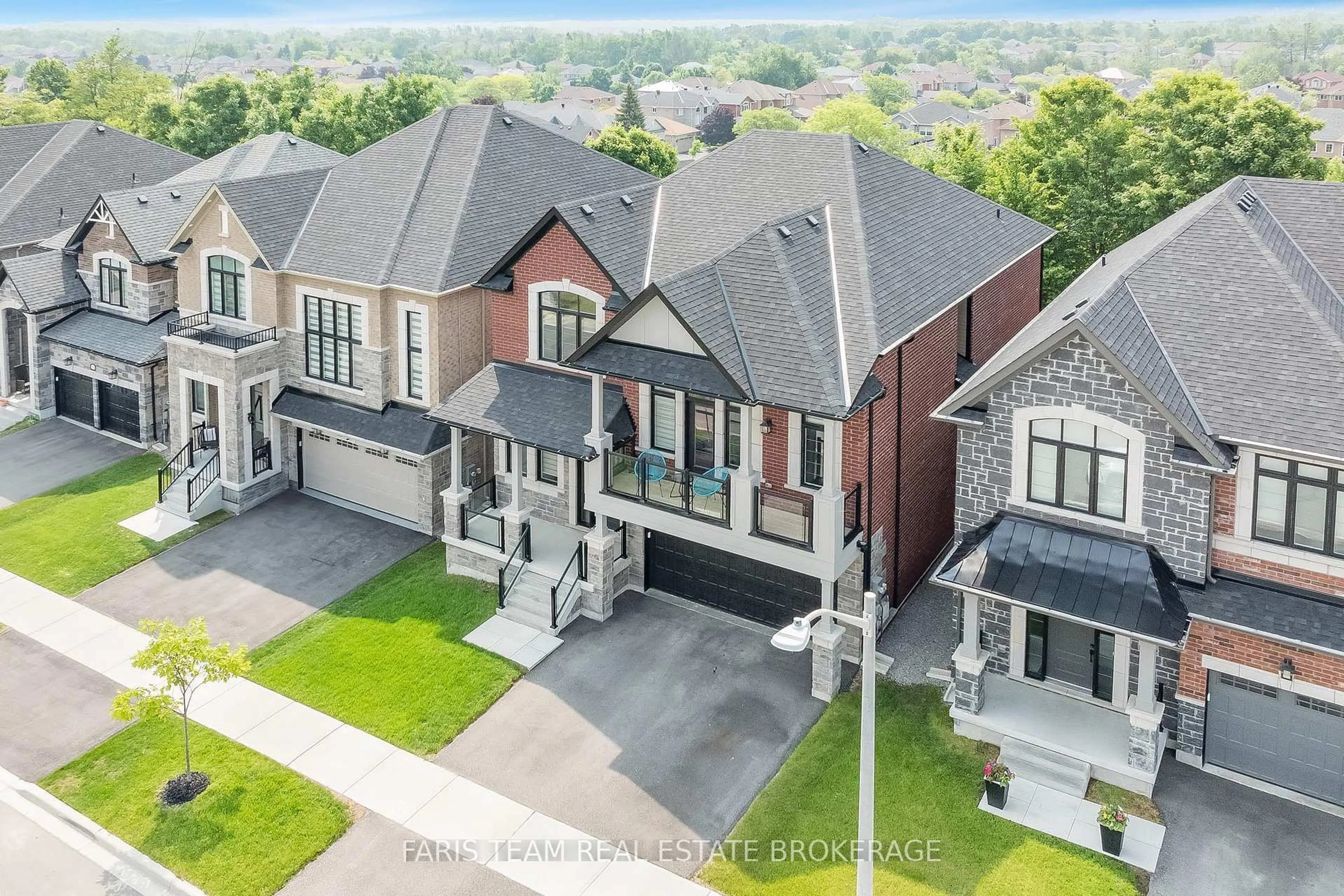 A pic from outside/outdoor area/front of a property/back of a property/a pic from drone, unknown for 1425 Blackmore St, Innisfil Ontario L9S 0P2