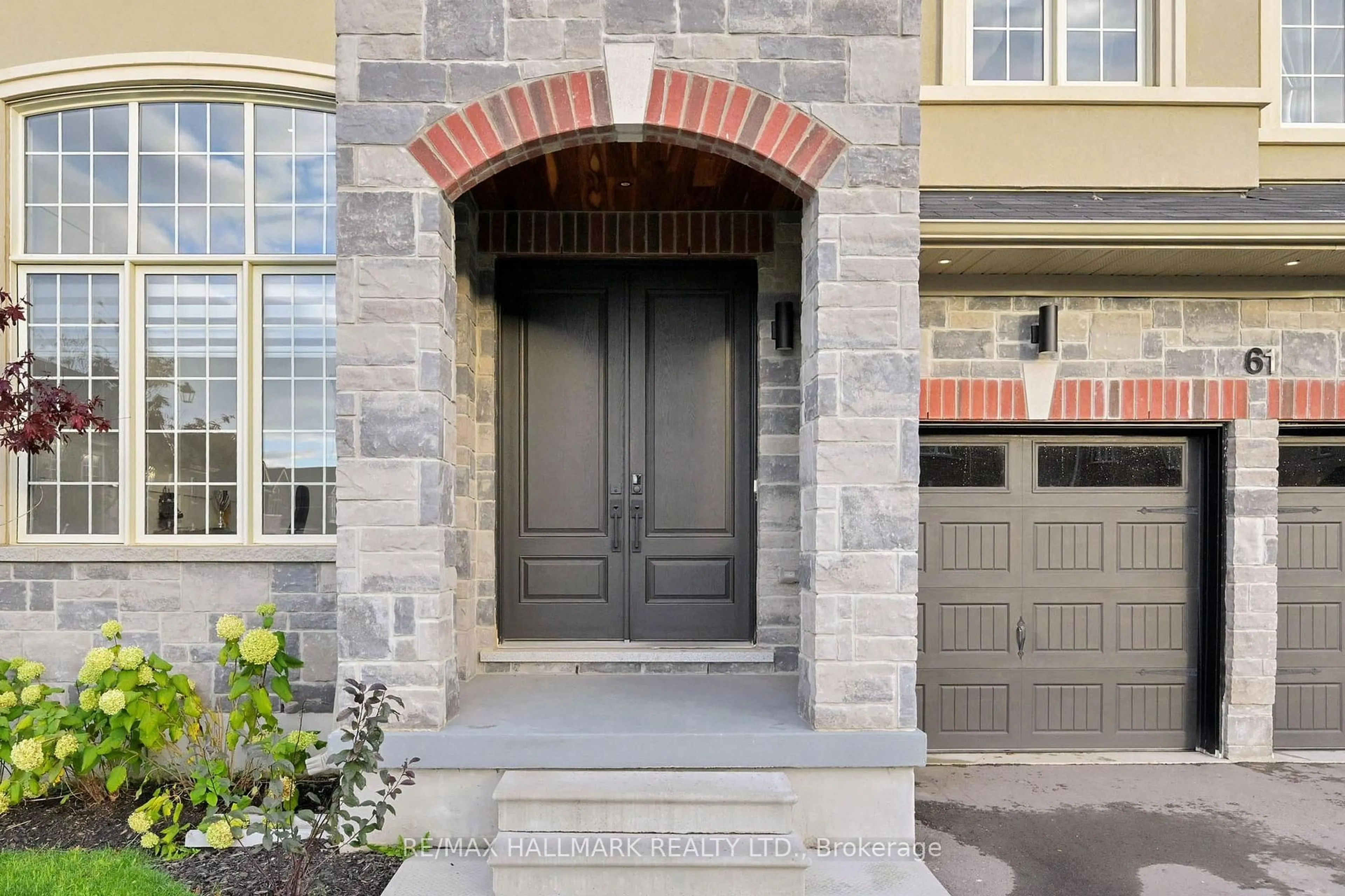 Indoor entryway for 61 Strathgreen Lane, Georgina Ontario L4P 0J3
