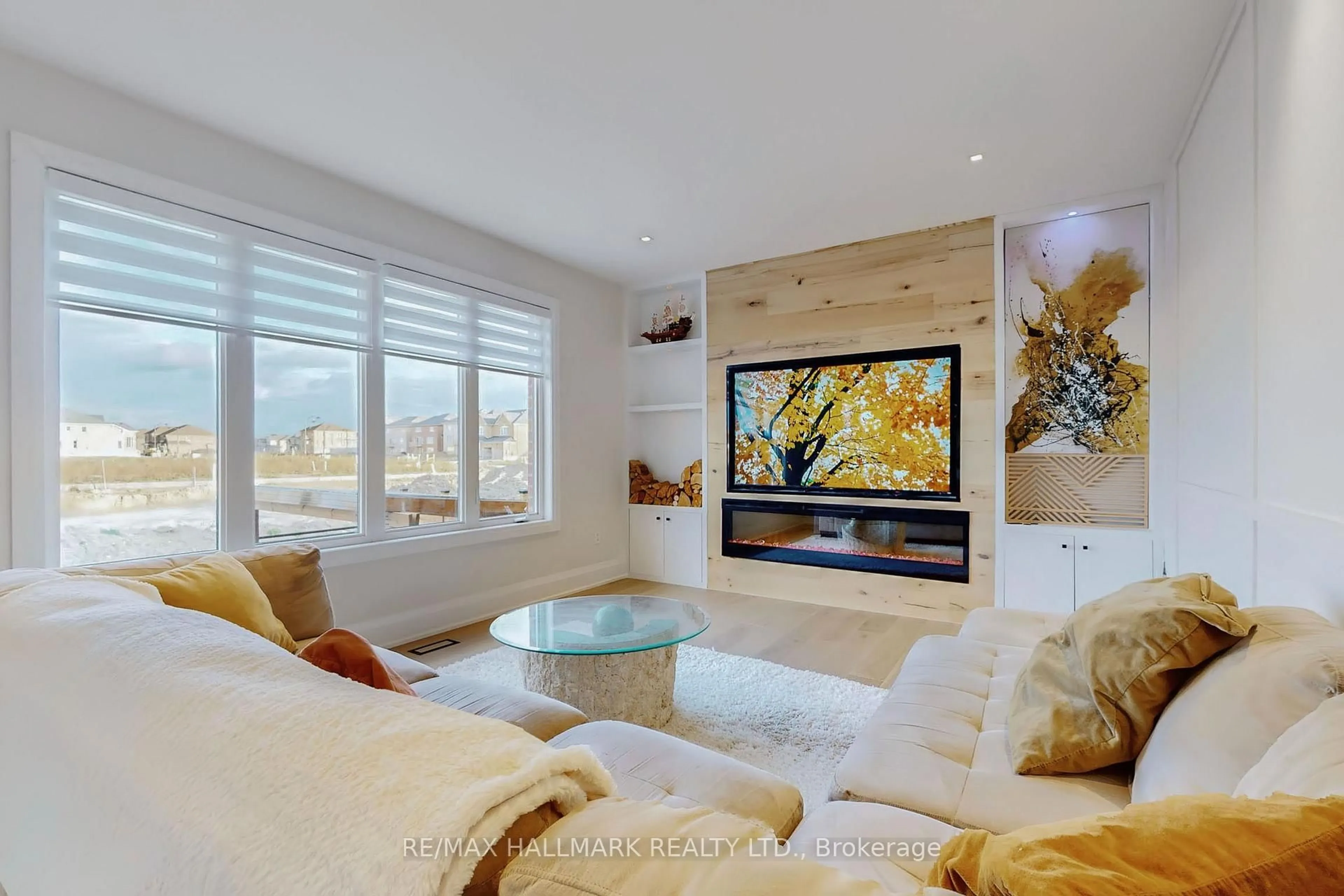 Living room with furniture, unknown for 61 Strathgreen Lane, Georgina Ontario L4P 0J3