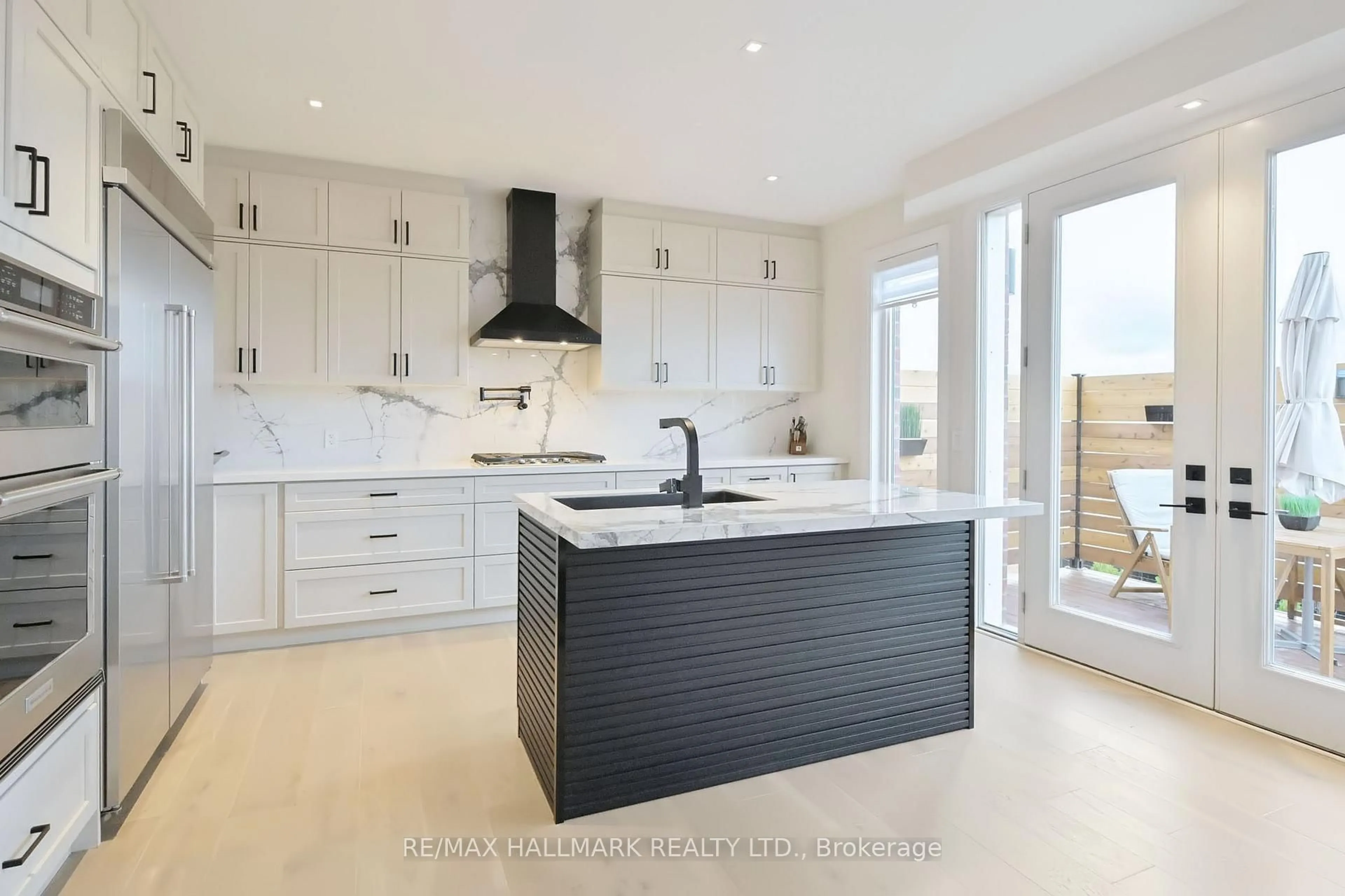 Contemporary kitchen, unknown for 61 Strathgreen Lane, Georgina Ontario L4P 0J3