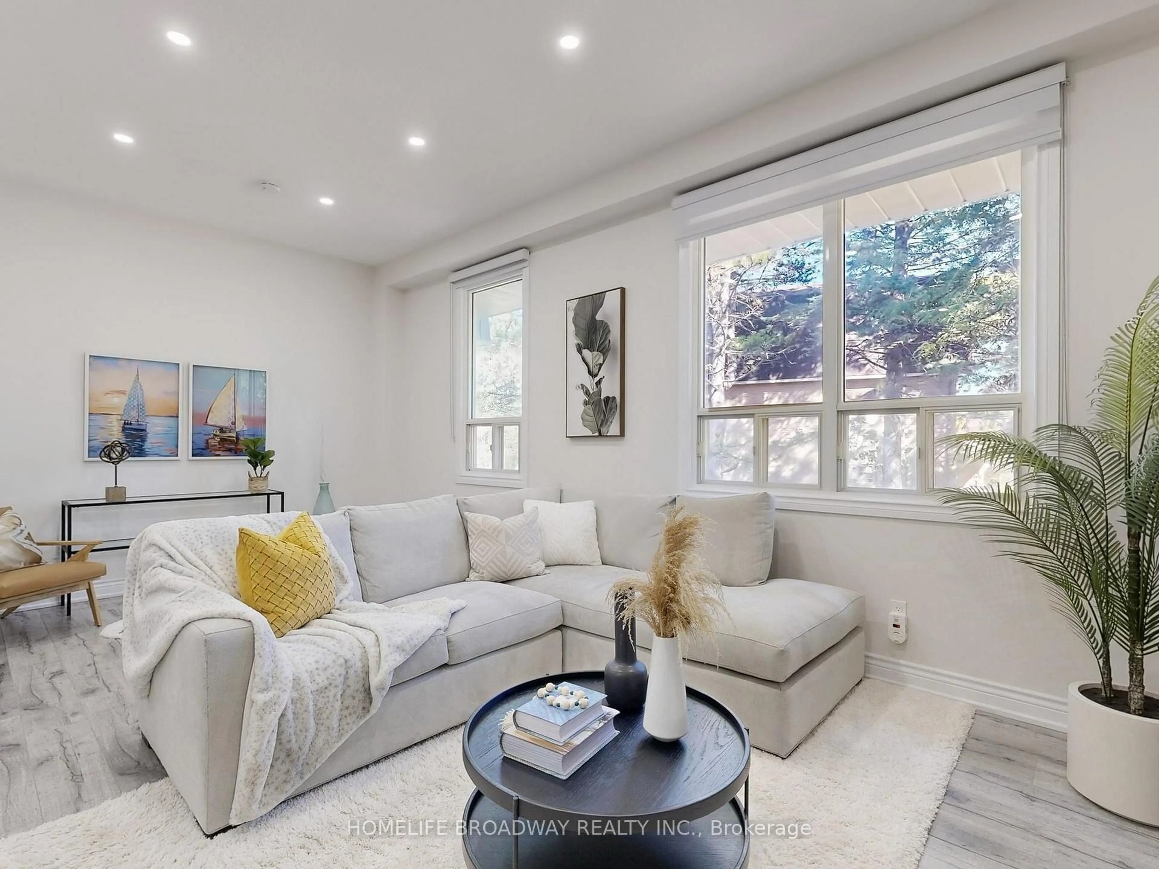 Living room with furniture, unknown for 109 Poplar Cres, Aurora Ontario L4G 3M4