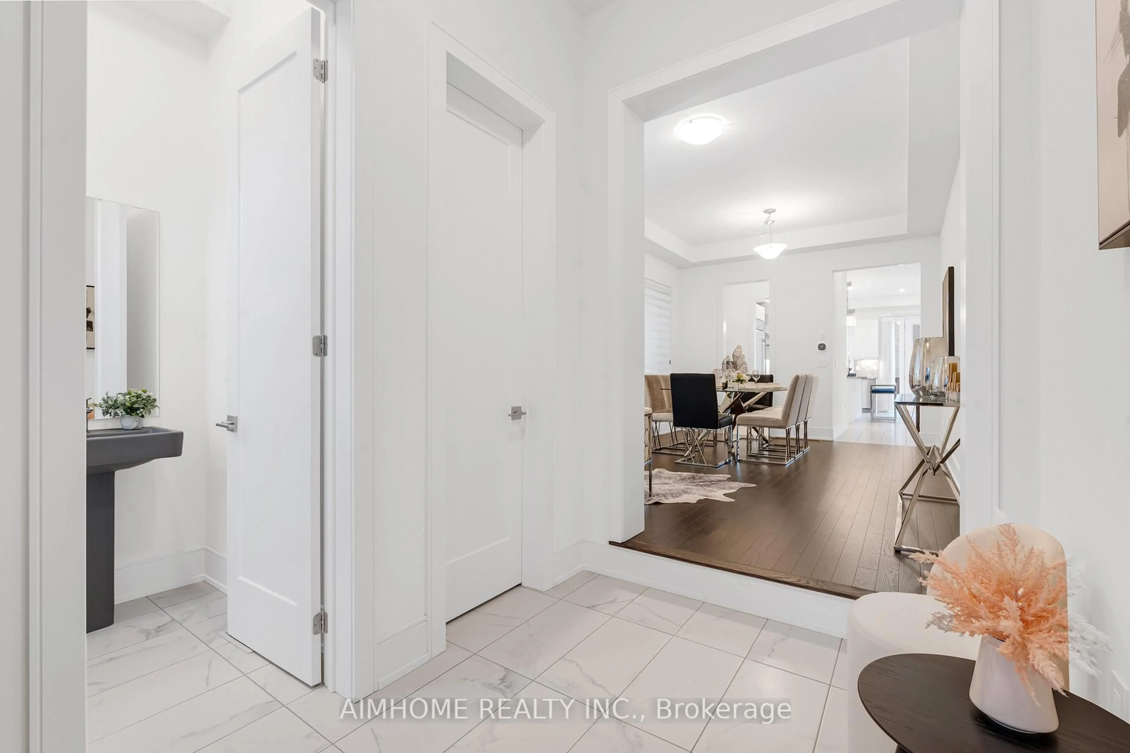 Indoor entryway for 27 William Logan Dr, Richmond Hill Ontario L4E 1K3