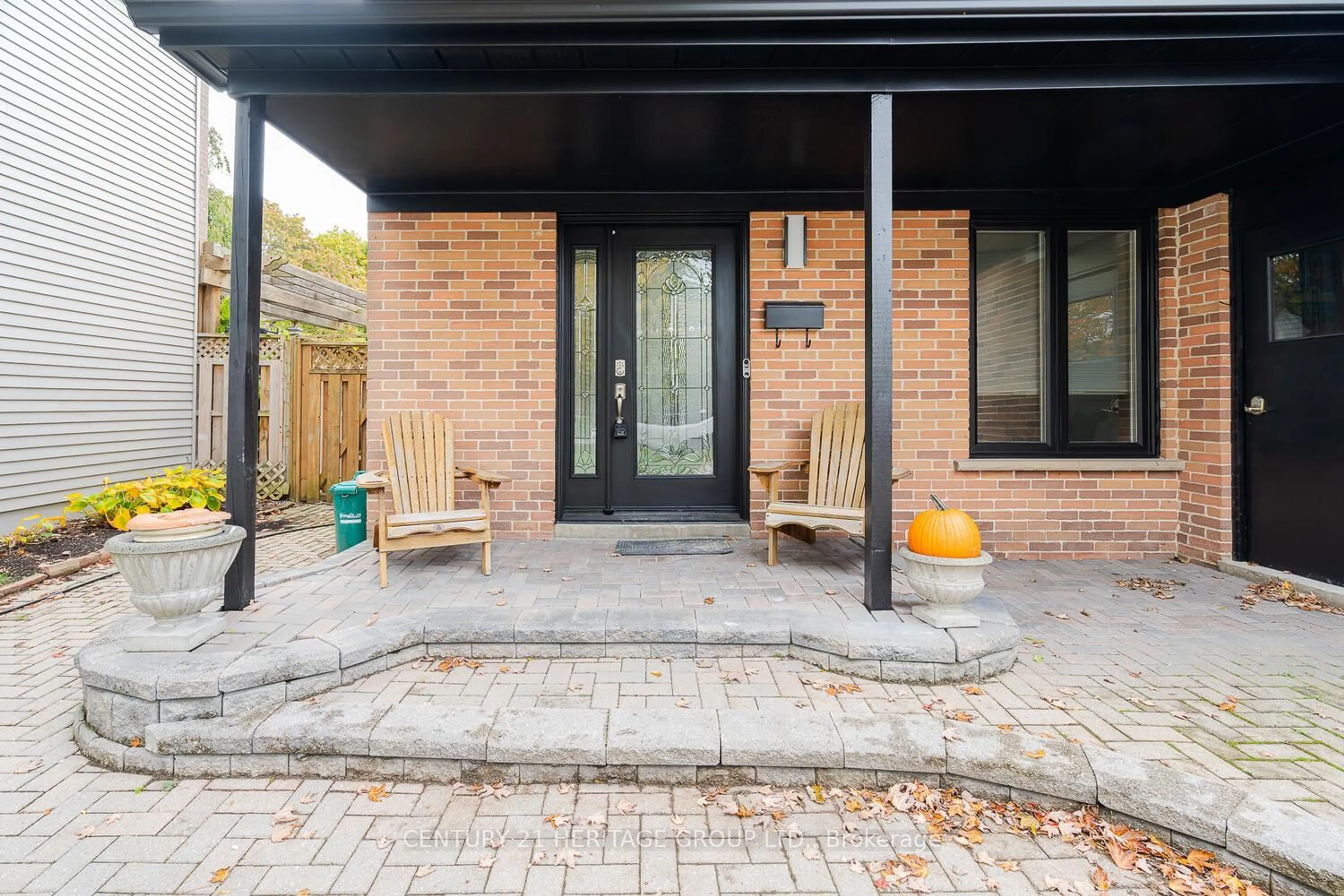 Patio, street for 23 Merrylyn Dr, Richmond Hill Ontario L4C 5B1