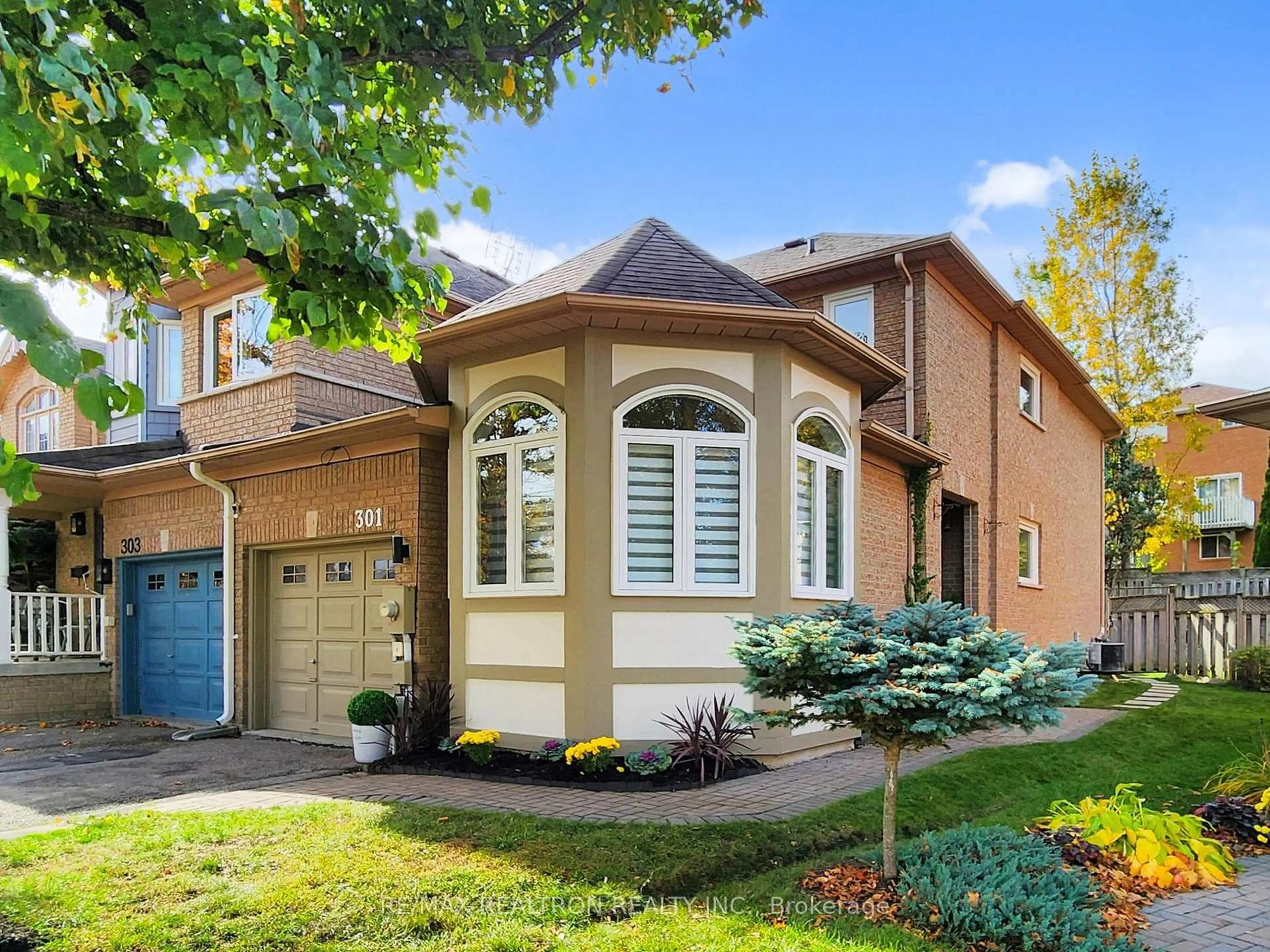 Home with brick exterior material, street for 301 Warner Cres, Newmarket Ontario L3X 2G6