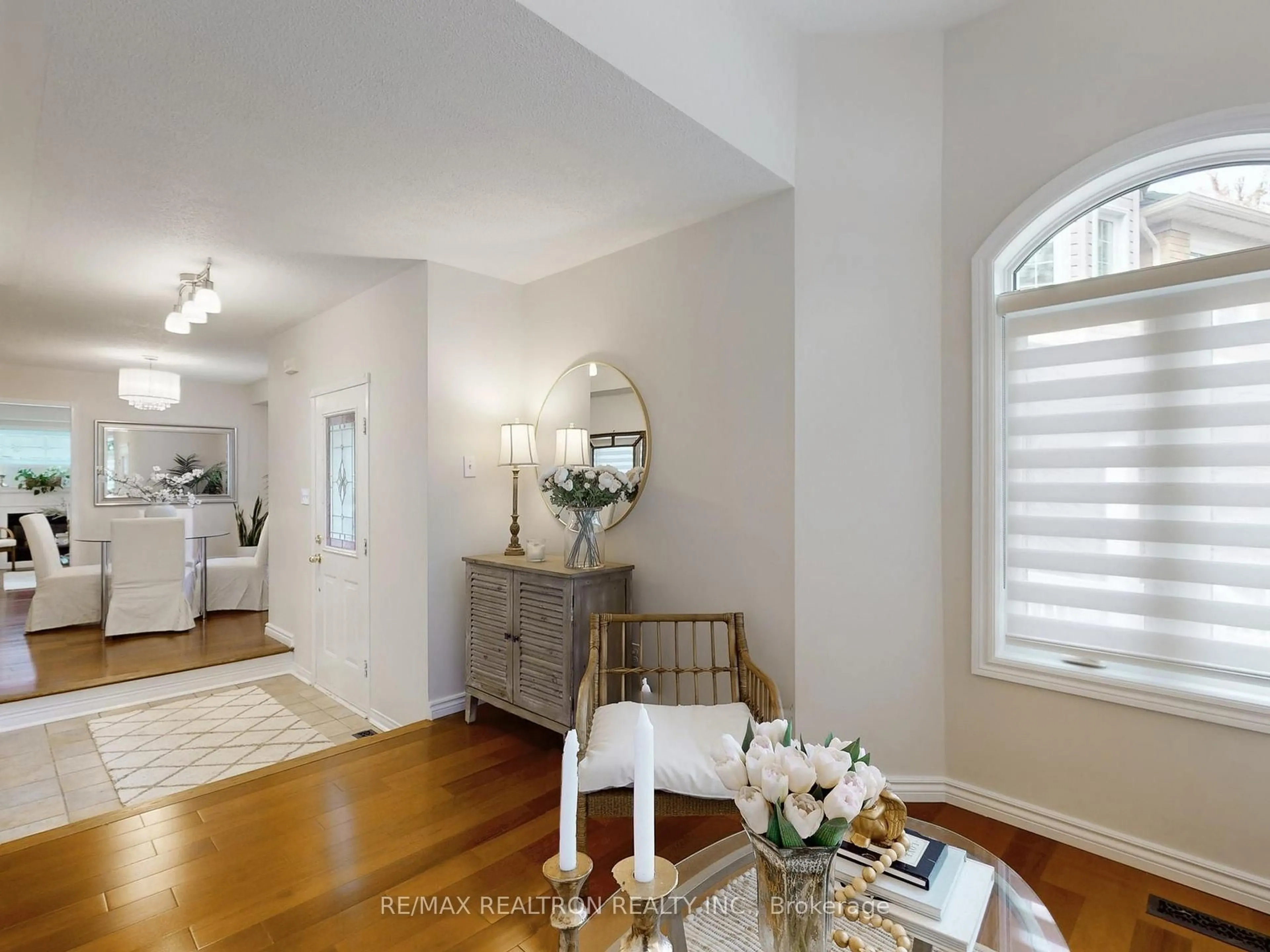 Indoor entryway for 301 Warner Cres, Newmarket Ontario L3X 2G6