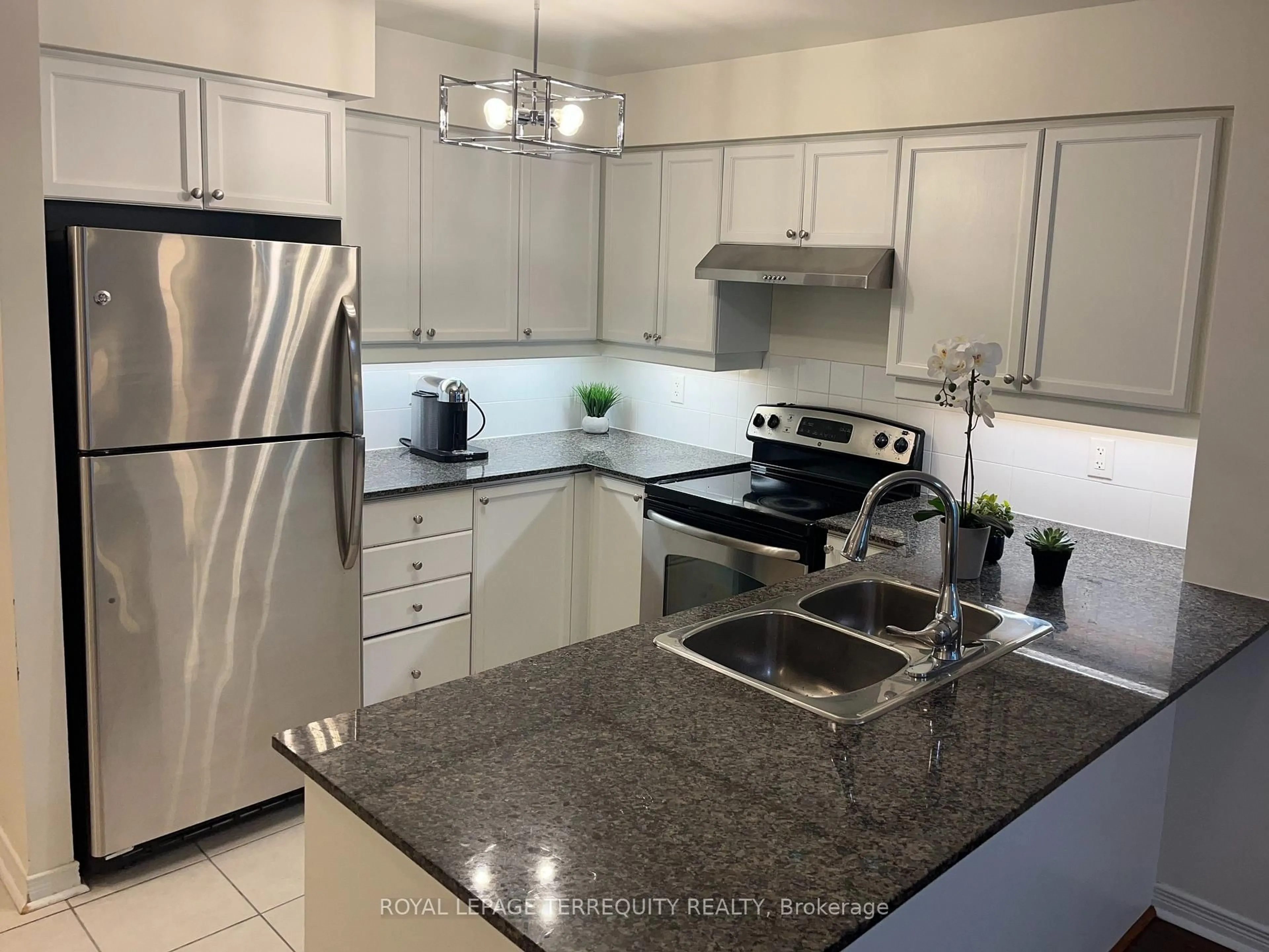 Standard kitchen, ceramic/tile floor for 185 Oneida Cres #812, Richmond Hill Ontario L4B 0B1