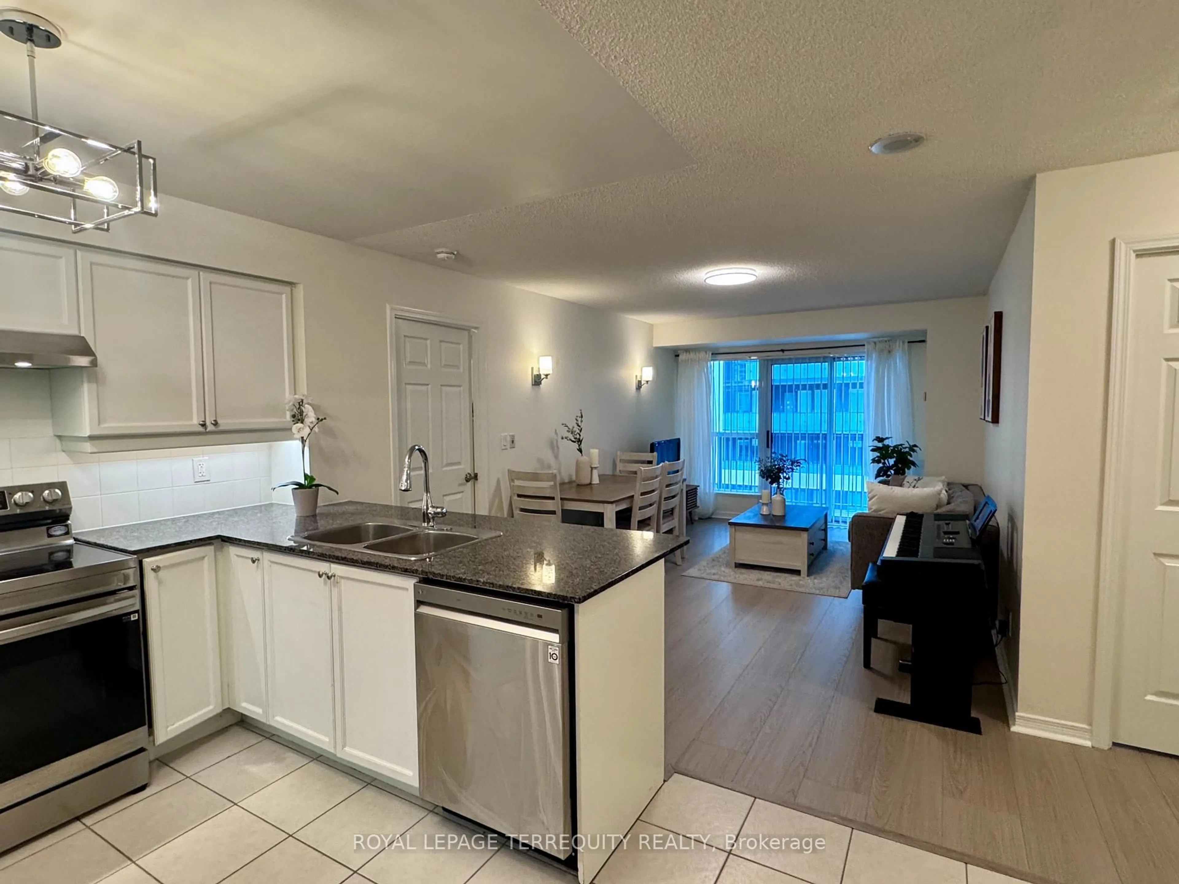 Open concept kitchen, unknown for 185 Oneida Cres #812, Richmond Hill Ontario L4B 0B1