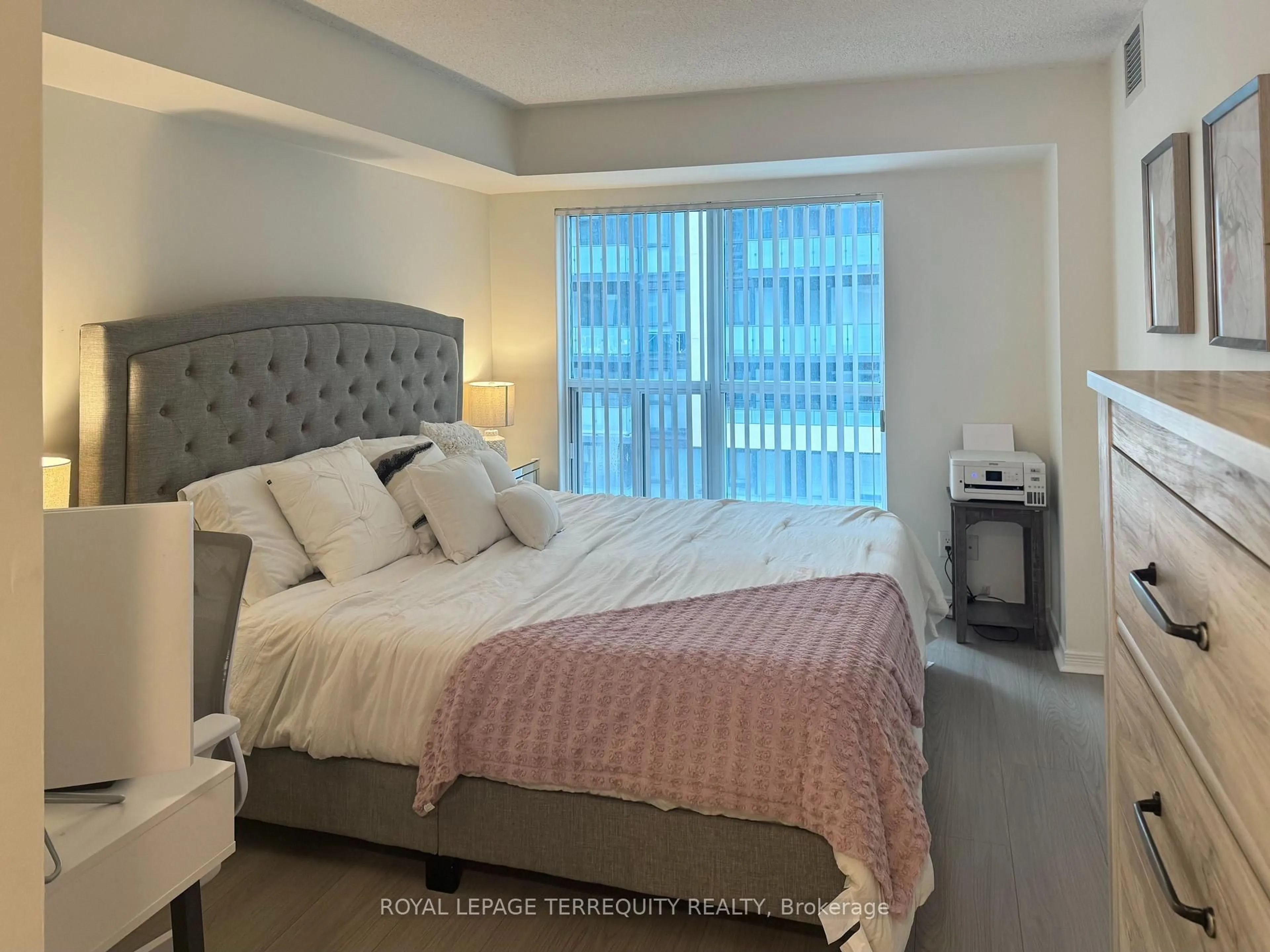 Bedroom with bed, unknown for 185 Oneida Cres #812, Richmond Hill Ontario L4B 0B1