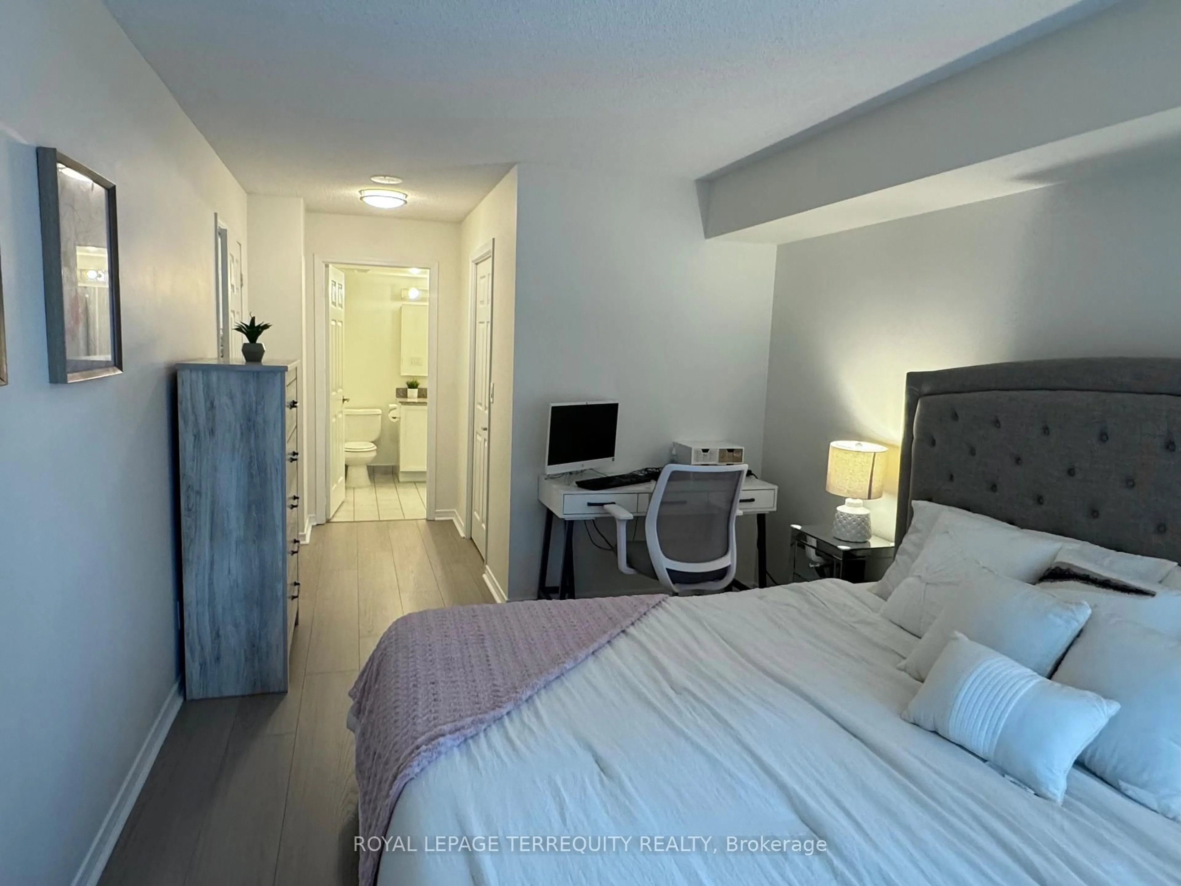 A pic of a room for 185 Oneida Cres #812, Richmond Hill Ontario L4B 0B1