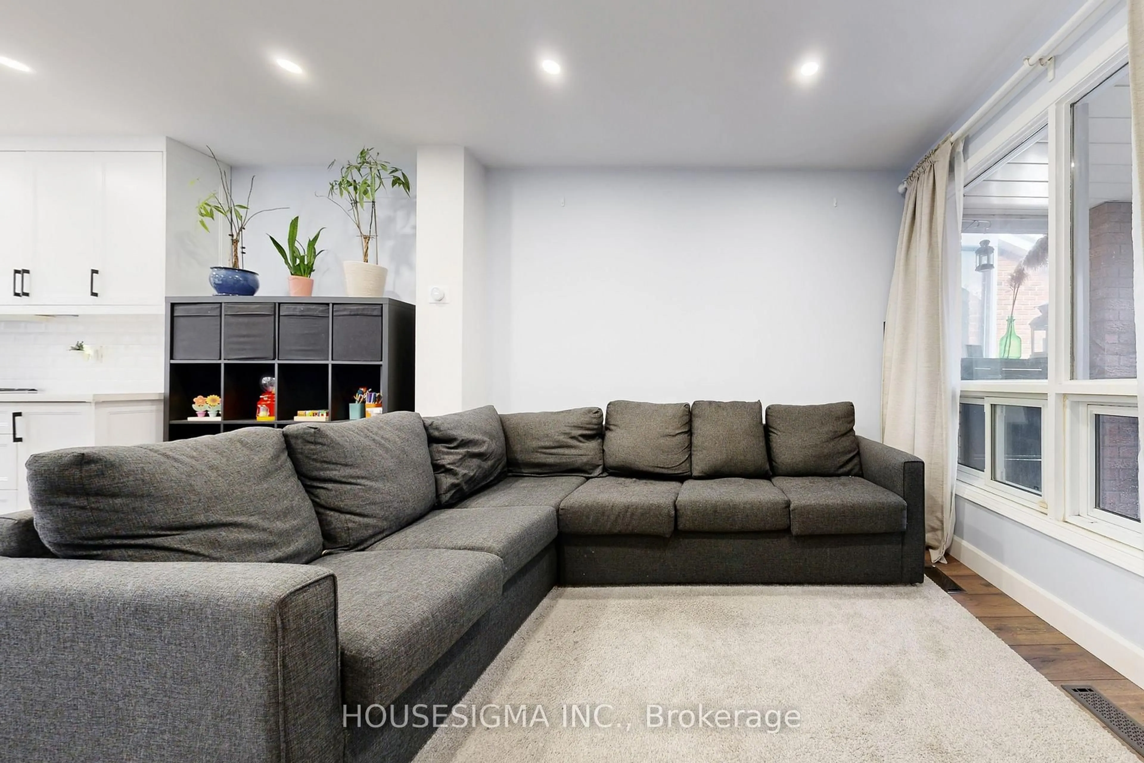 Living room with furniture, unknown for 54 Oakmount Cres, Vaughan Ontario L4K 2C3