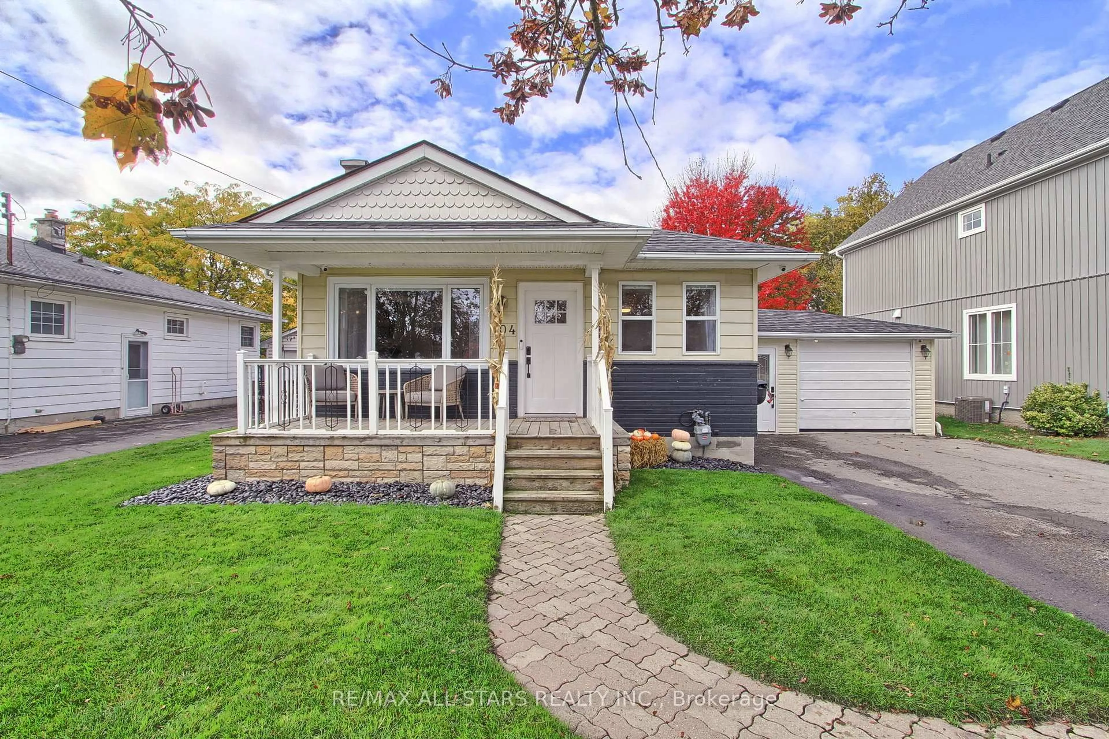 Home with vinyl exterior material, street for 104 Marietta St, Uxbridge Ontario L9P 1J5