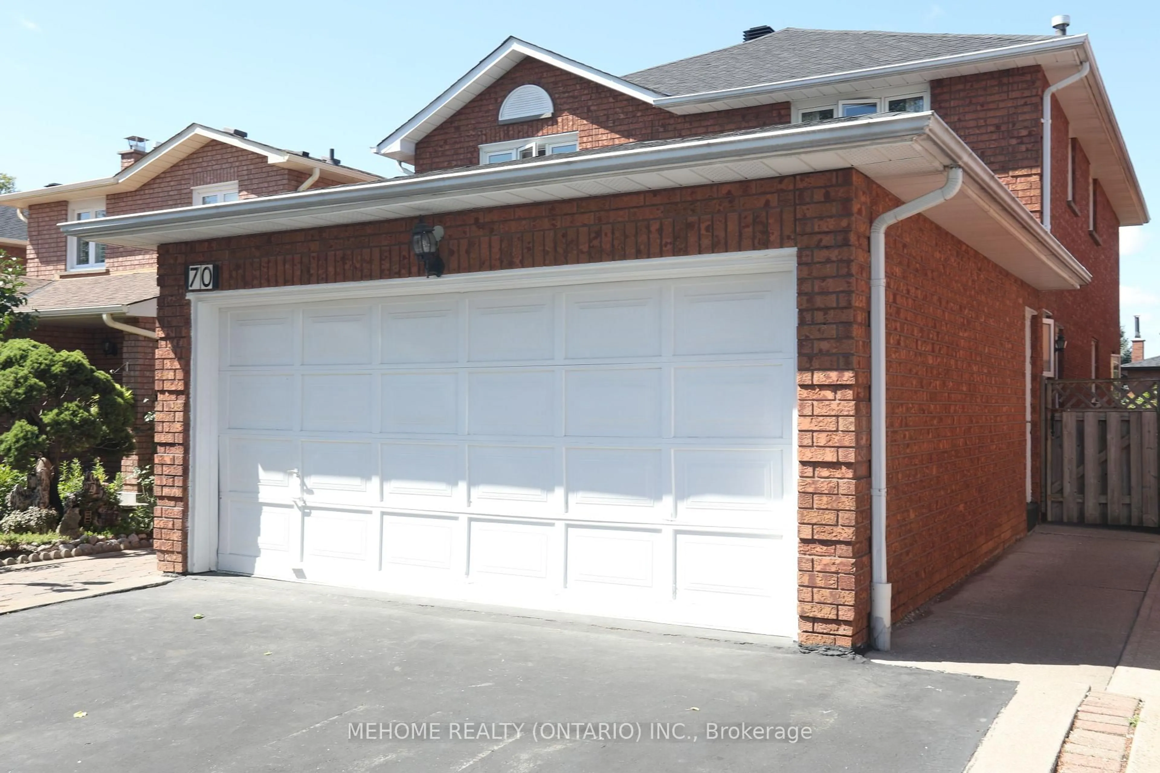 Indoor garage for 70 Governor Cres, Vaughan Ontario L4L 5G7