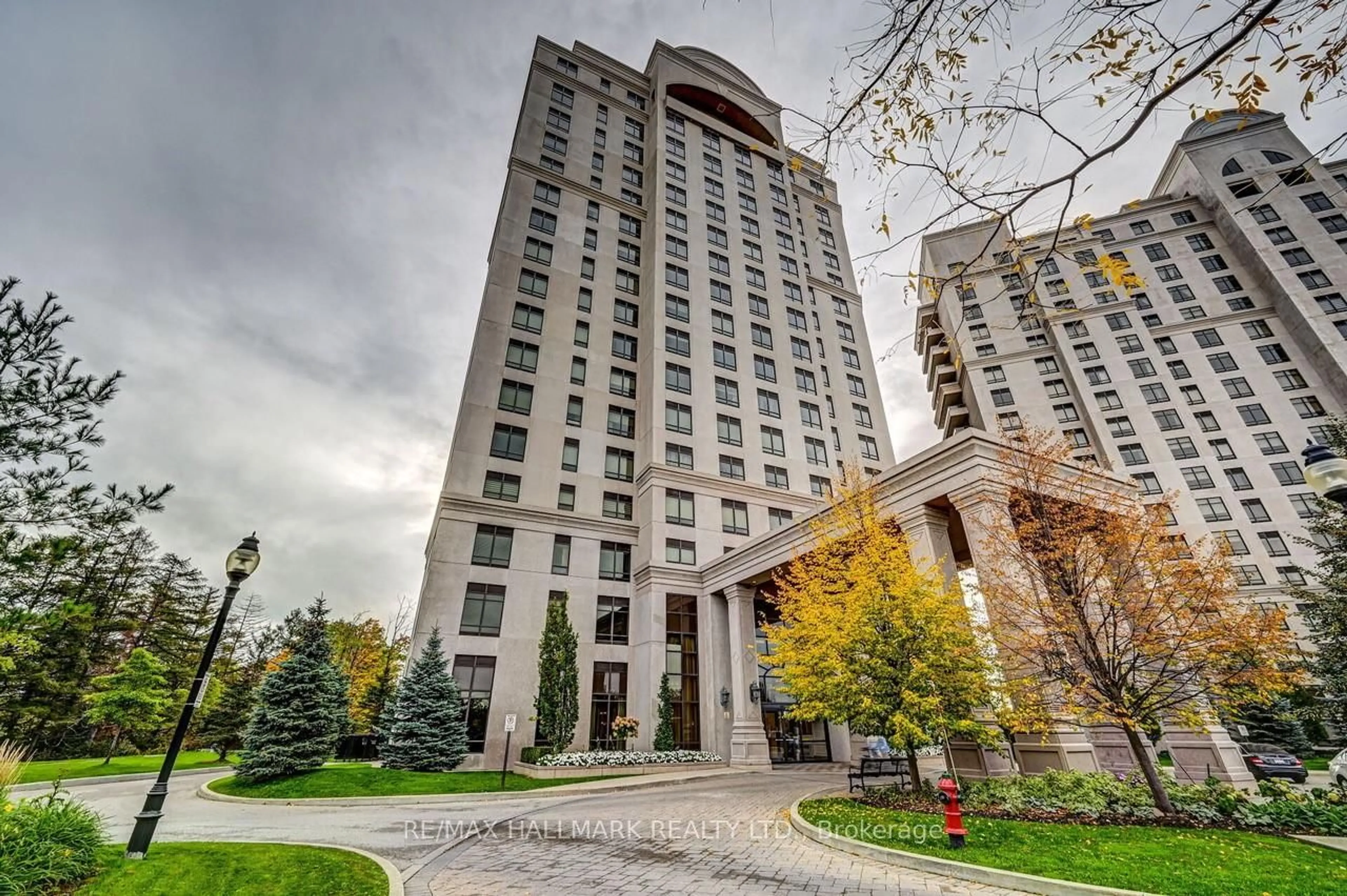 Indoor foyer for 9255 Jane St #1705, Vaughan Ontario L6A 0K1