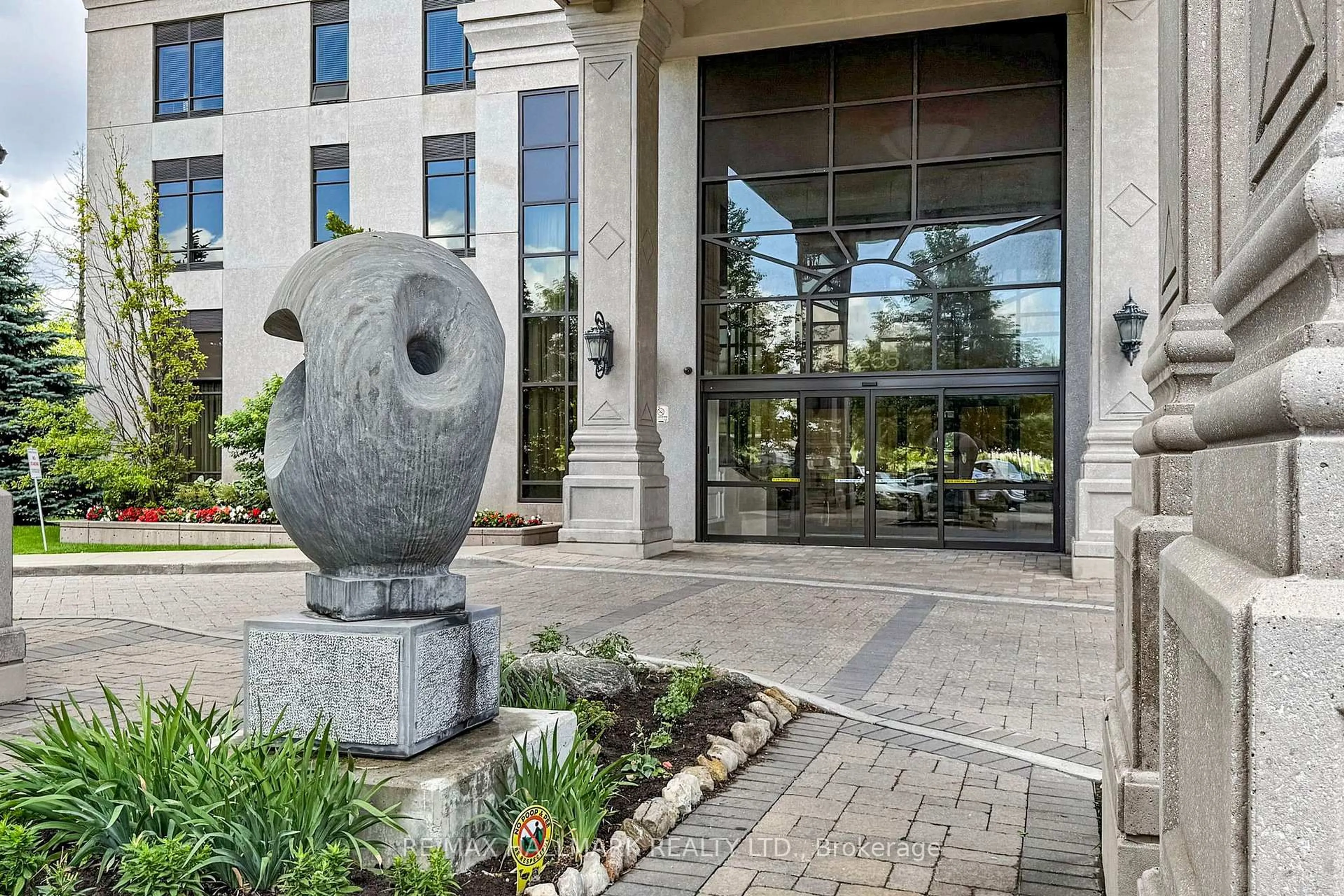 Indoor foyer for 9255 Jane St #1705, Vaughan Ontario L6A 0K1