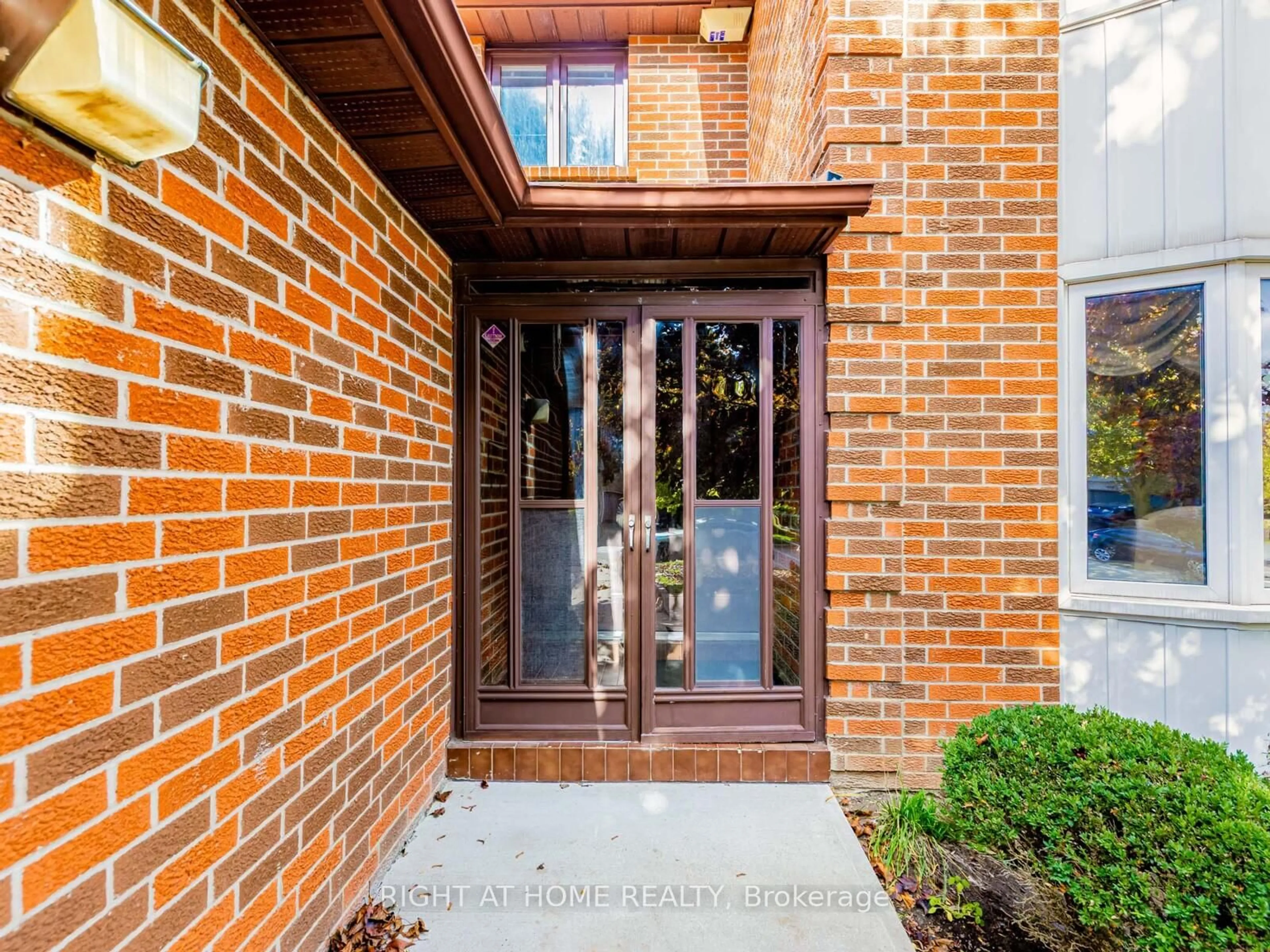 Indoor entryway for 10 Rodeo Dr, Vaughan Ontario L4J 4X9