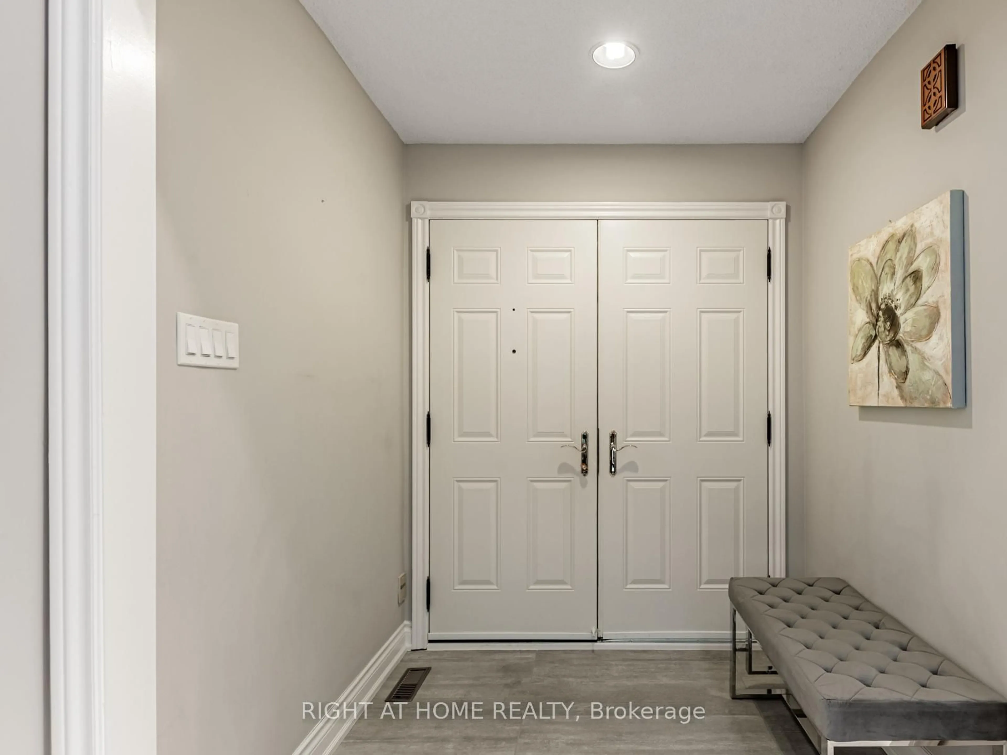 Indoor entryway for 10 Rodeo Dr, Vaughan Ontario L4J 4X9