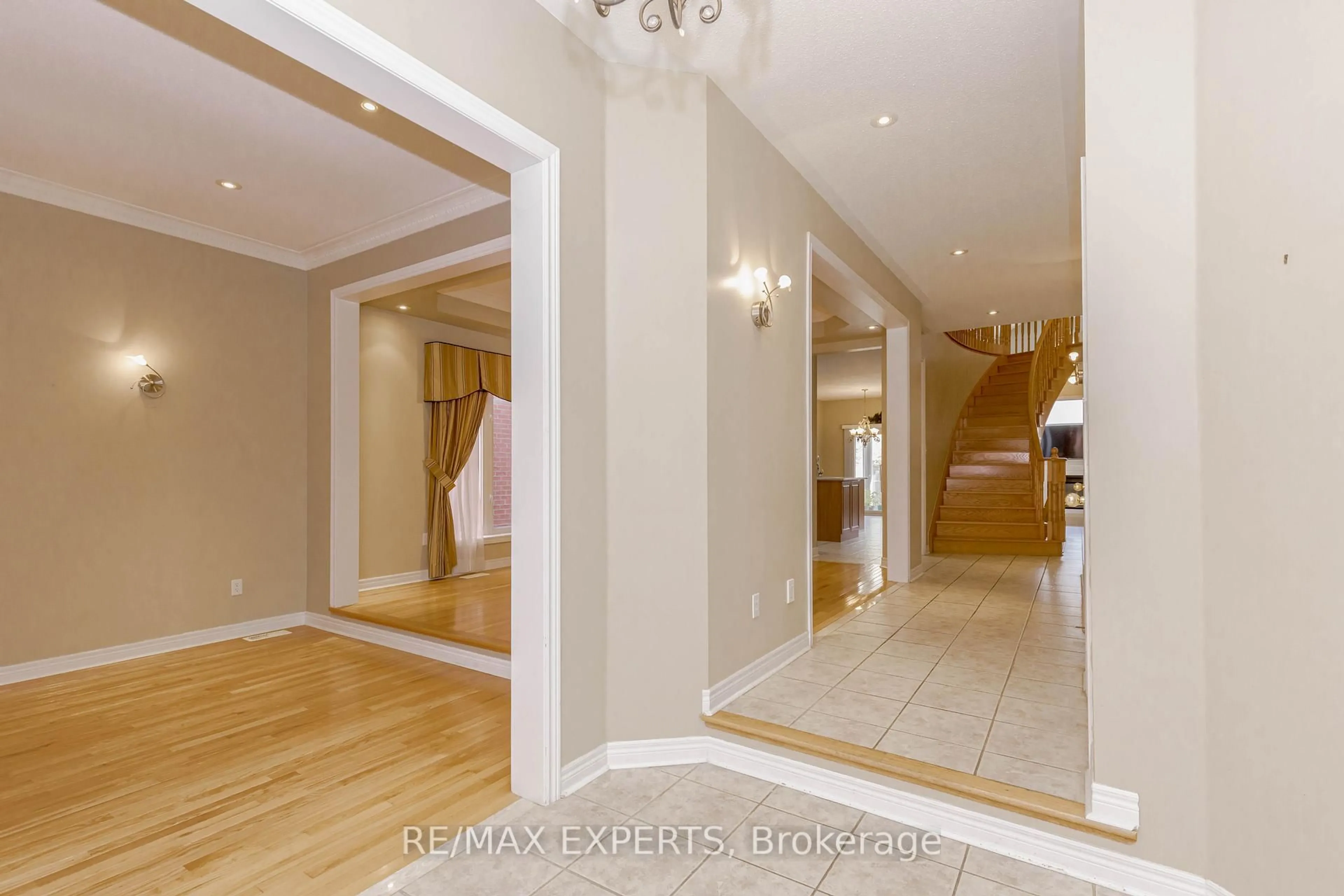 Indoor foyer for 150 Saint Nicholas Cres, Vaughan Ontario L4H 3E6