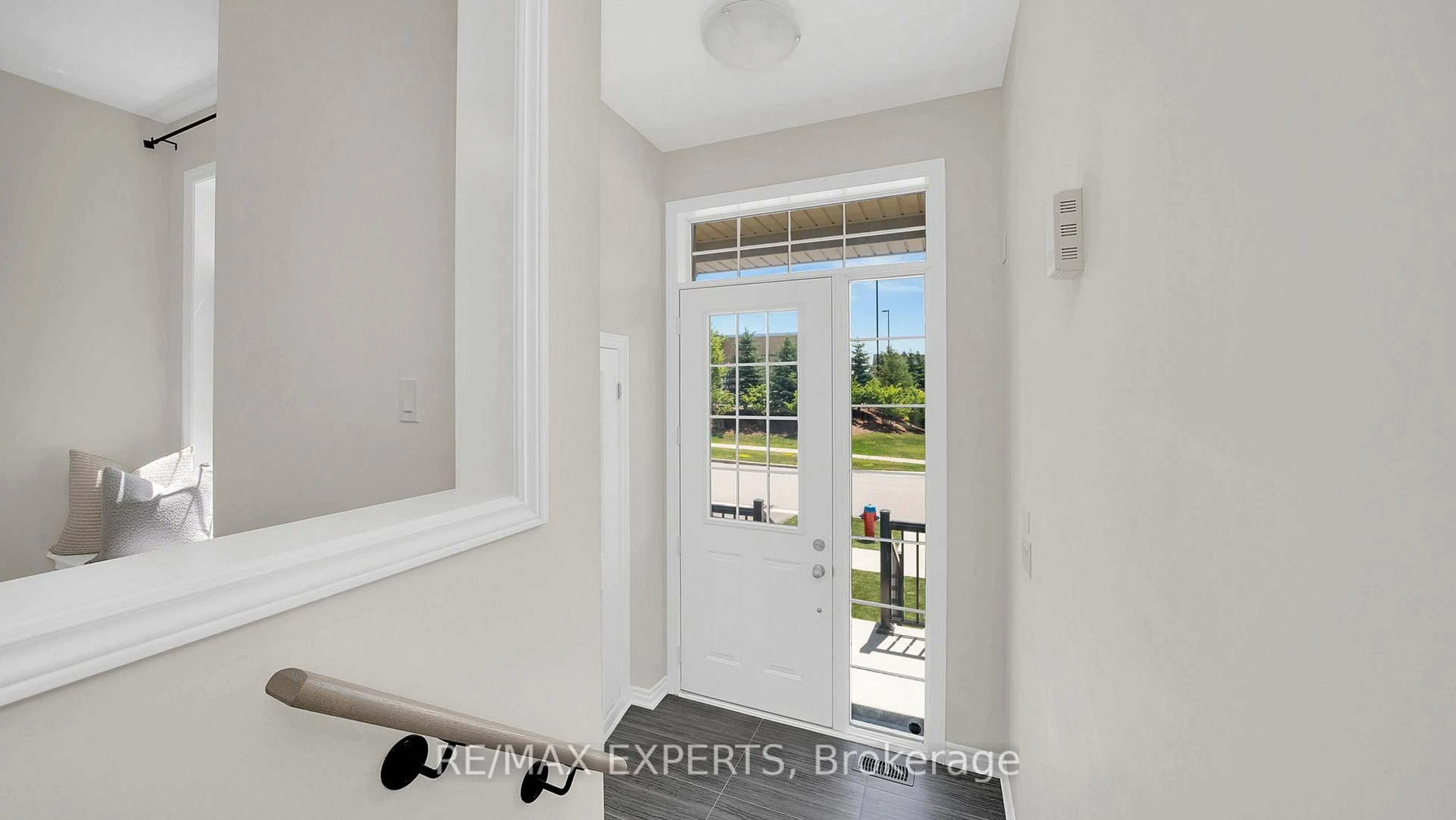 Indoor entryway for 24A Tatton Crt, King Ontario L7B 0C3