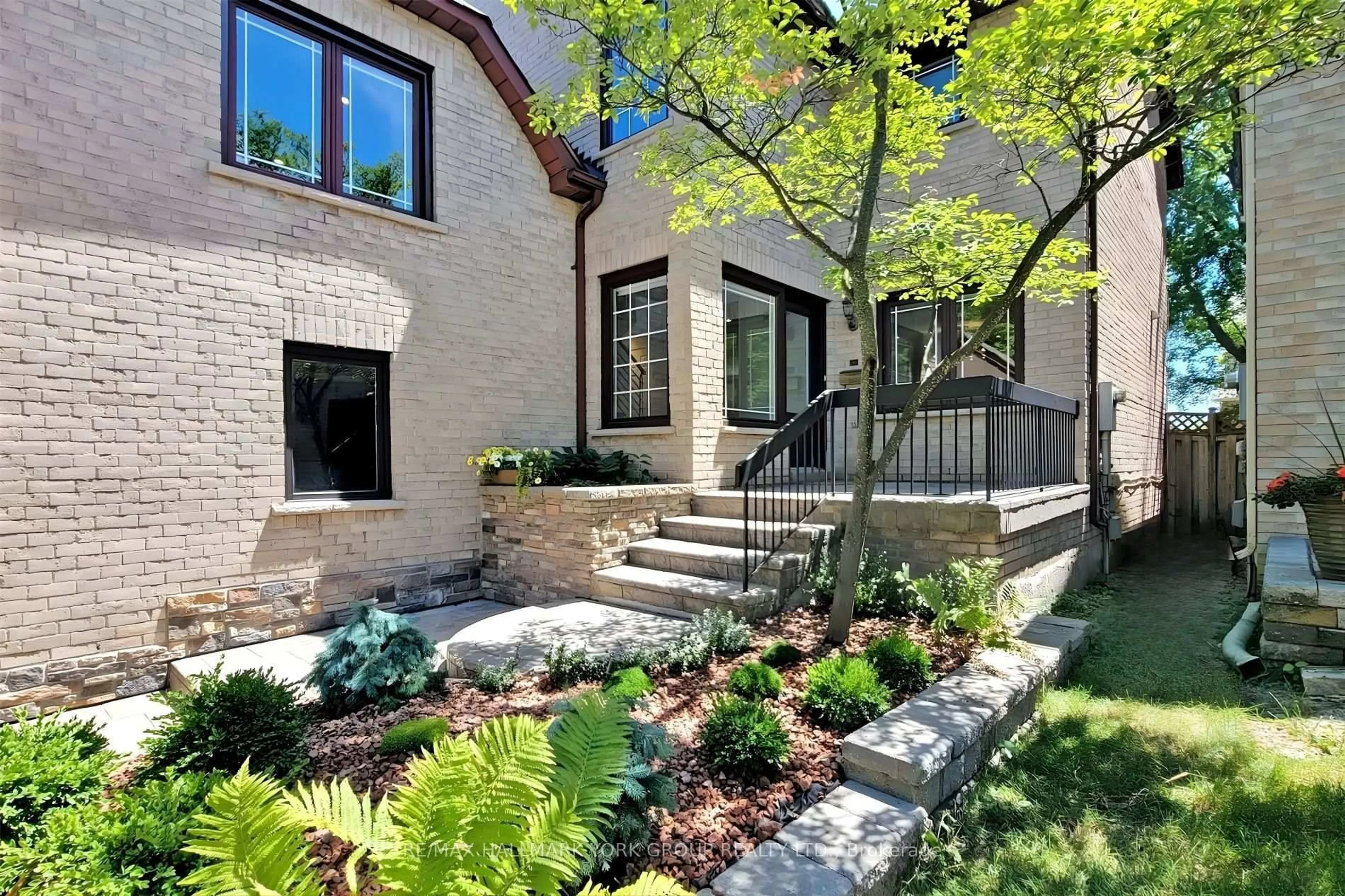 Home with brick exterior material, street for 27 Murdock Ave, Aurora Ontario L4G 5E7