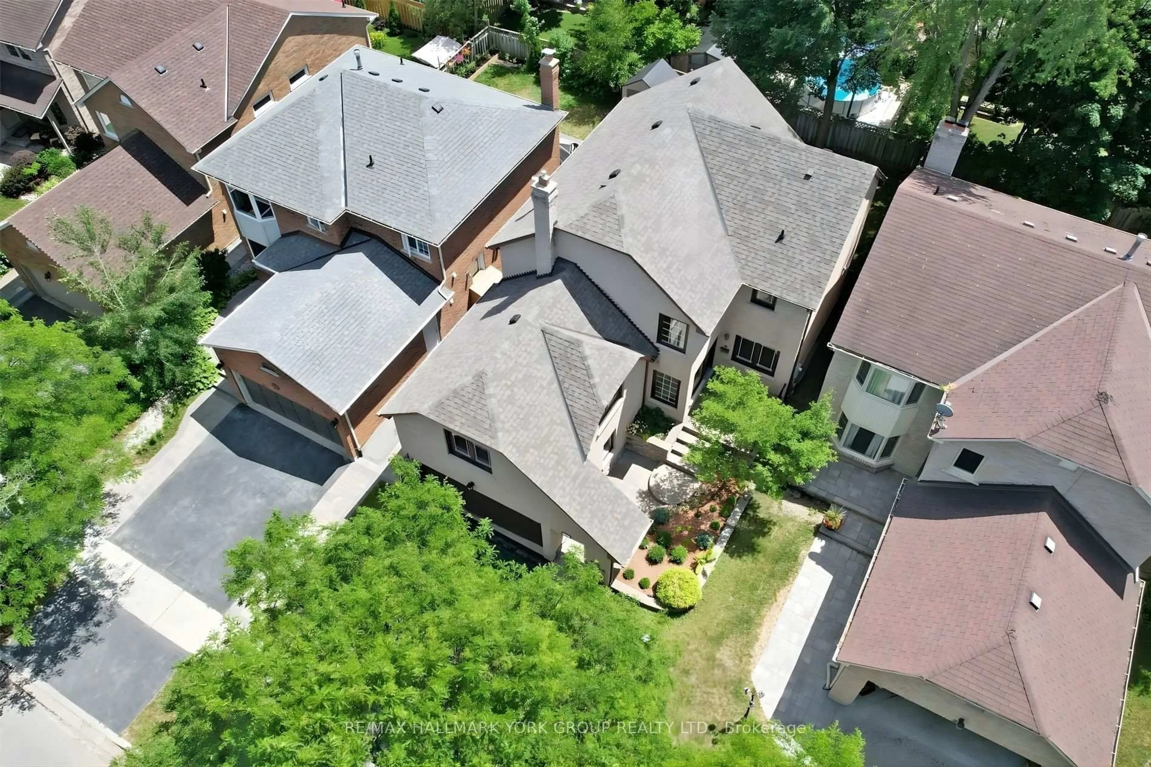 A pic from outside/outdoor area/front of a property/back of a property/a pic from drone, street for 27 Murdock Ave, Aurora Ontario L4G 5E7