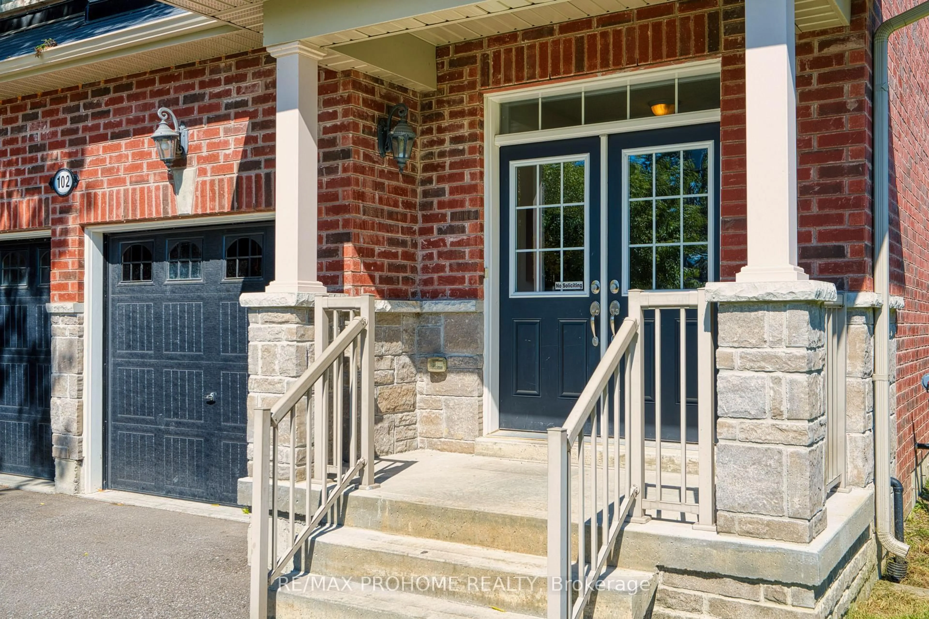 Home with brick exterior material, street for 102 Riveredge Dr, Georgina Ontario L4P 2P1