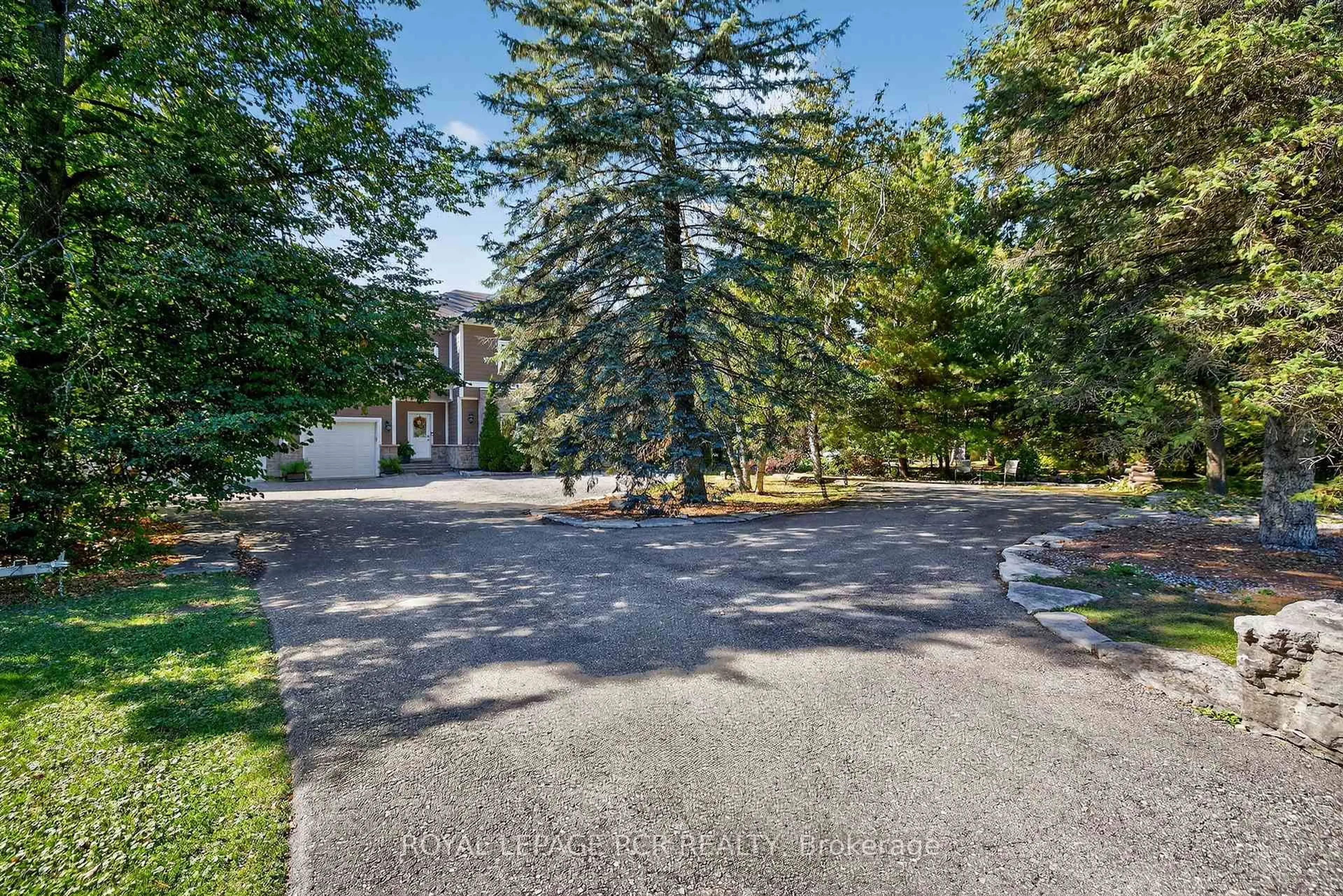 Patio, street for 20572 Yonge St, East Gwillimbury Ontario L9N 0J7